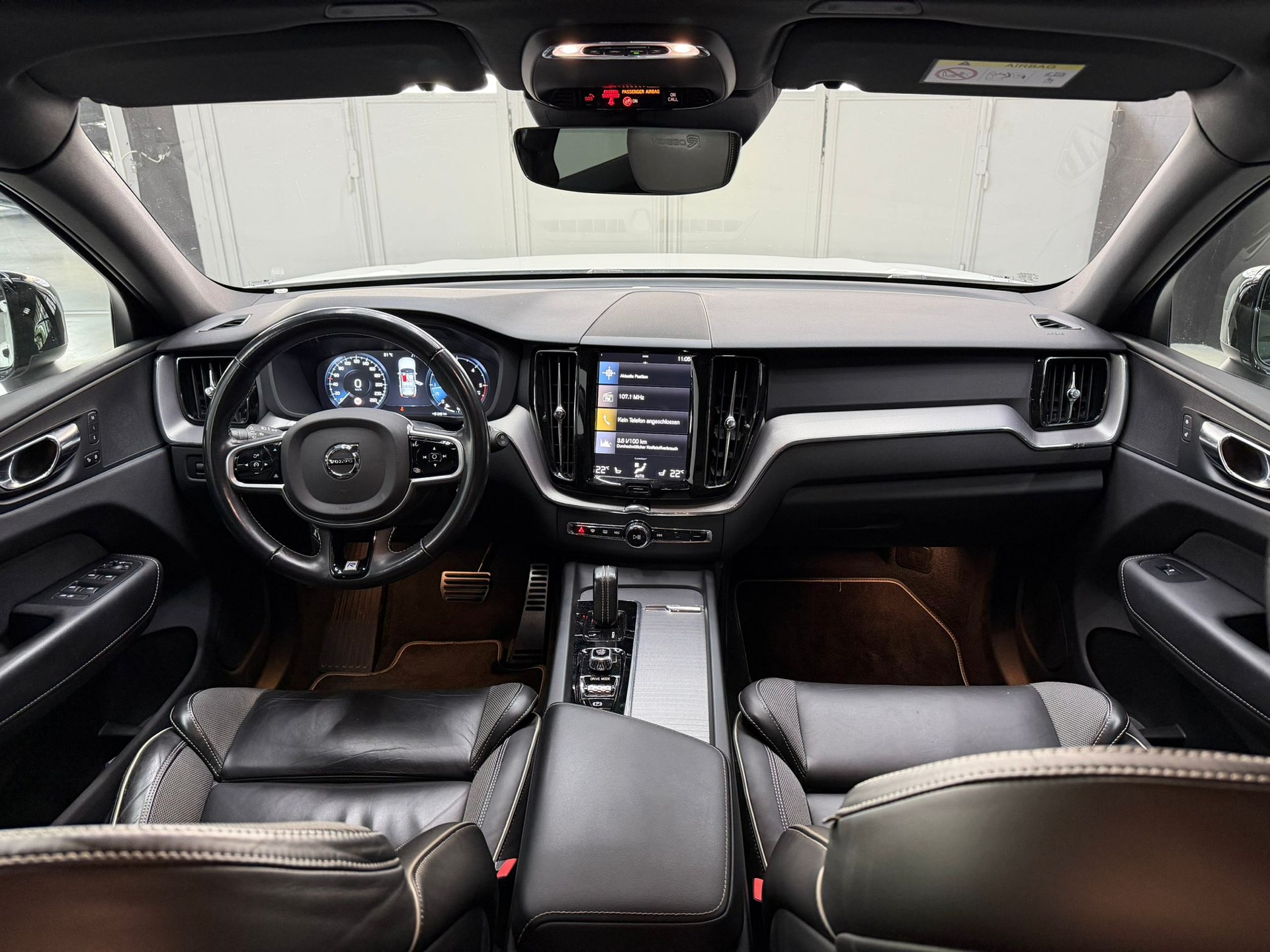 VOLVO XC60 B5 Diesel Mild Hybrid AWD R-Design Geartronic-image-4
