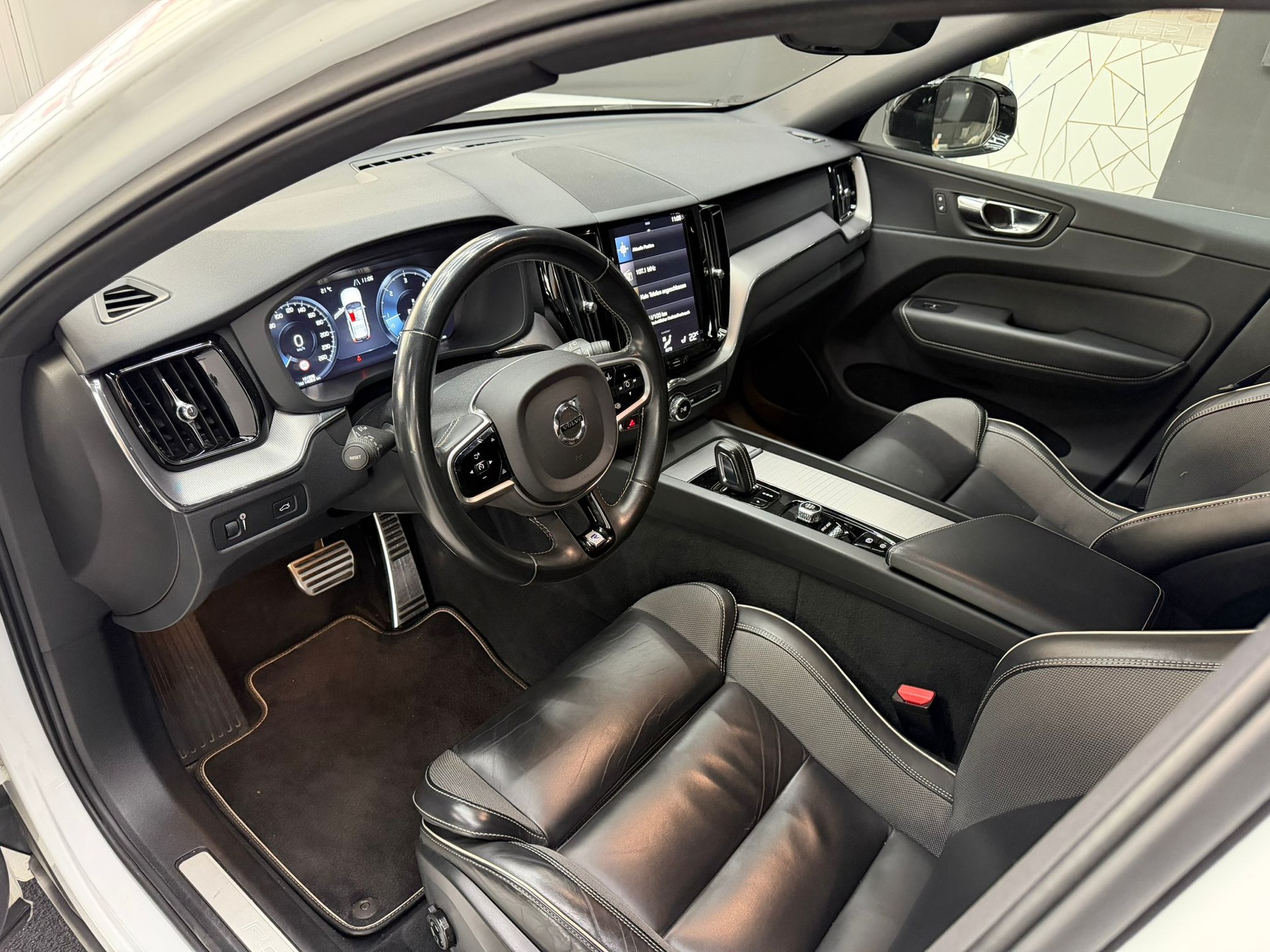 VOLVO XC60 B5 Diesel Mild Hybrid AWD R-Design Geartronic-image-5
