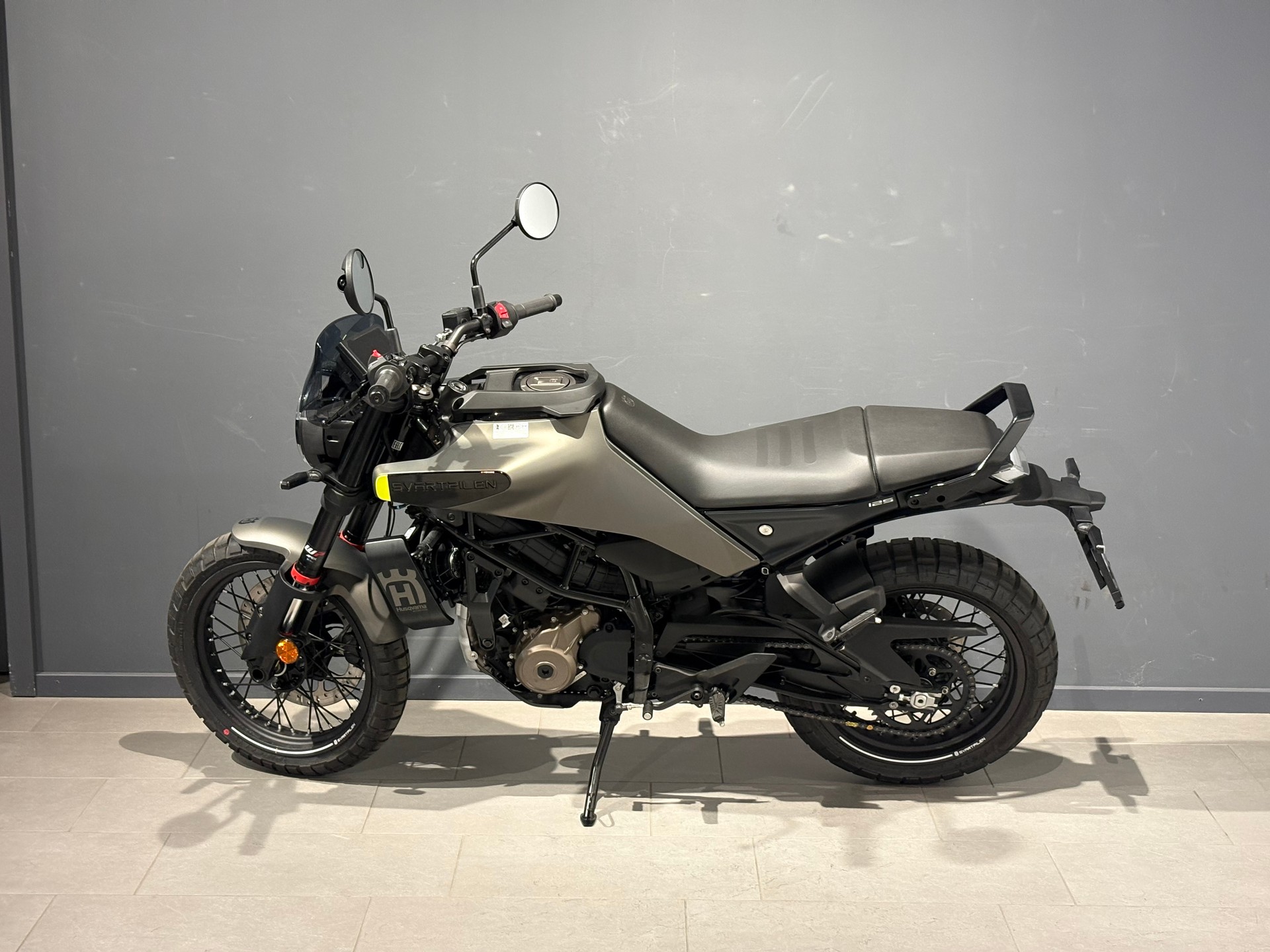 HUSQVARNA Svartpilen 125-showroom-element-3