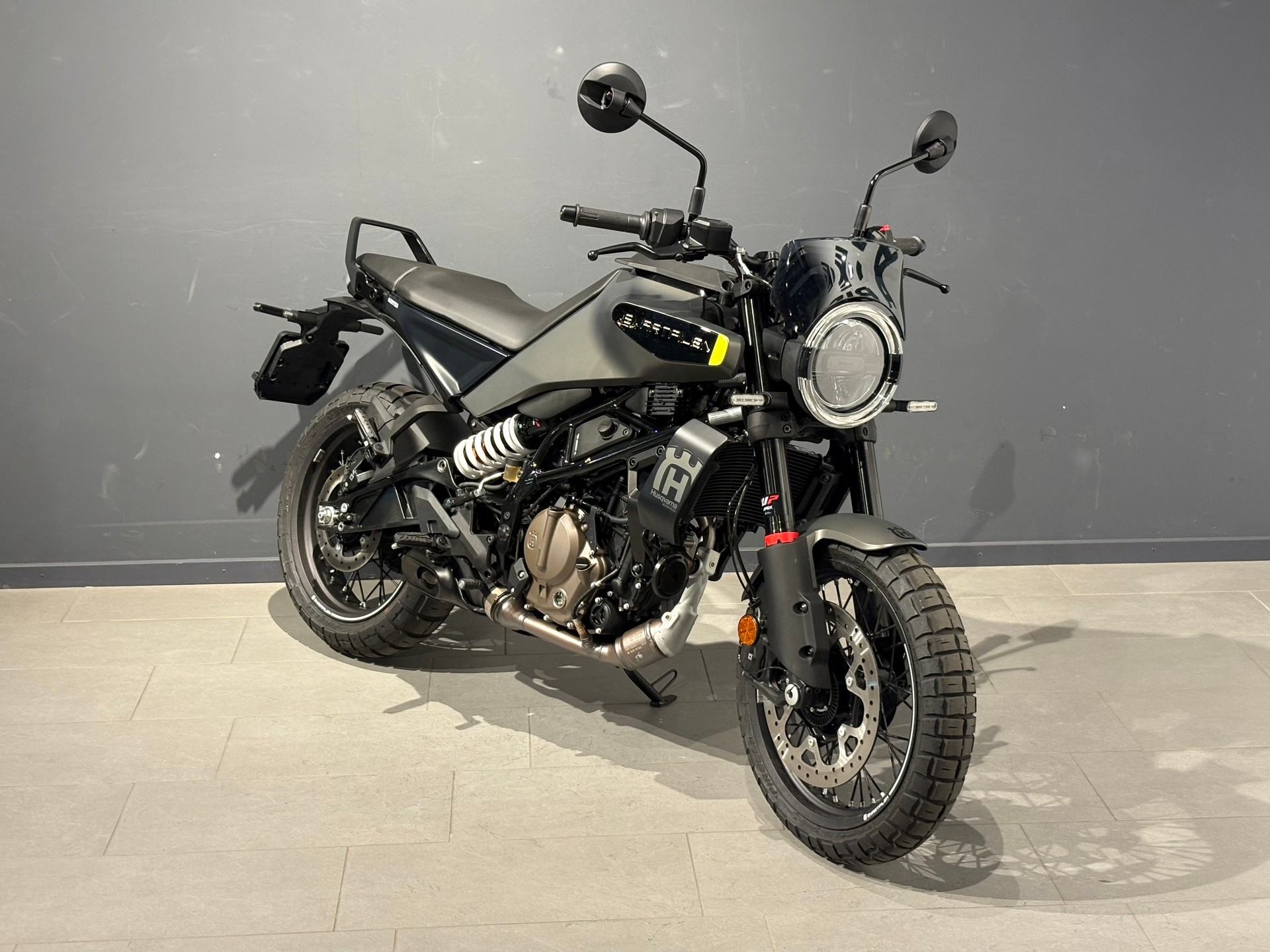 HUSQVARNA Svartpilen 125-showroom-element-1