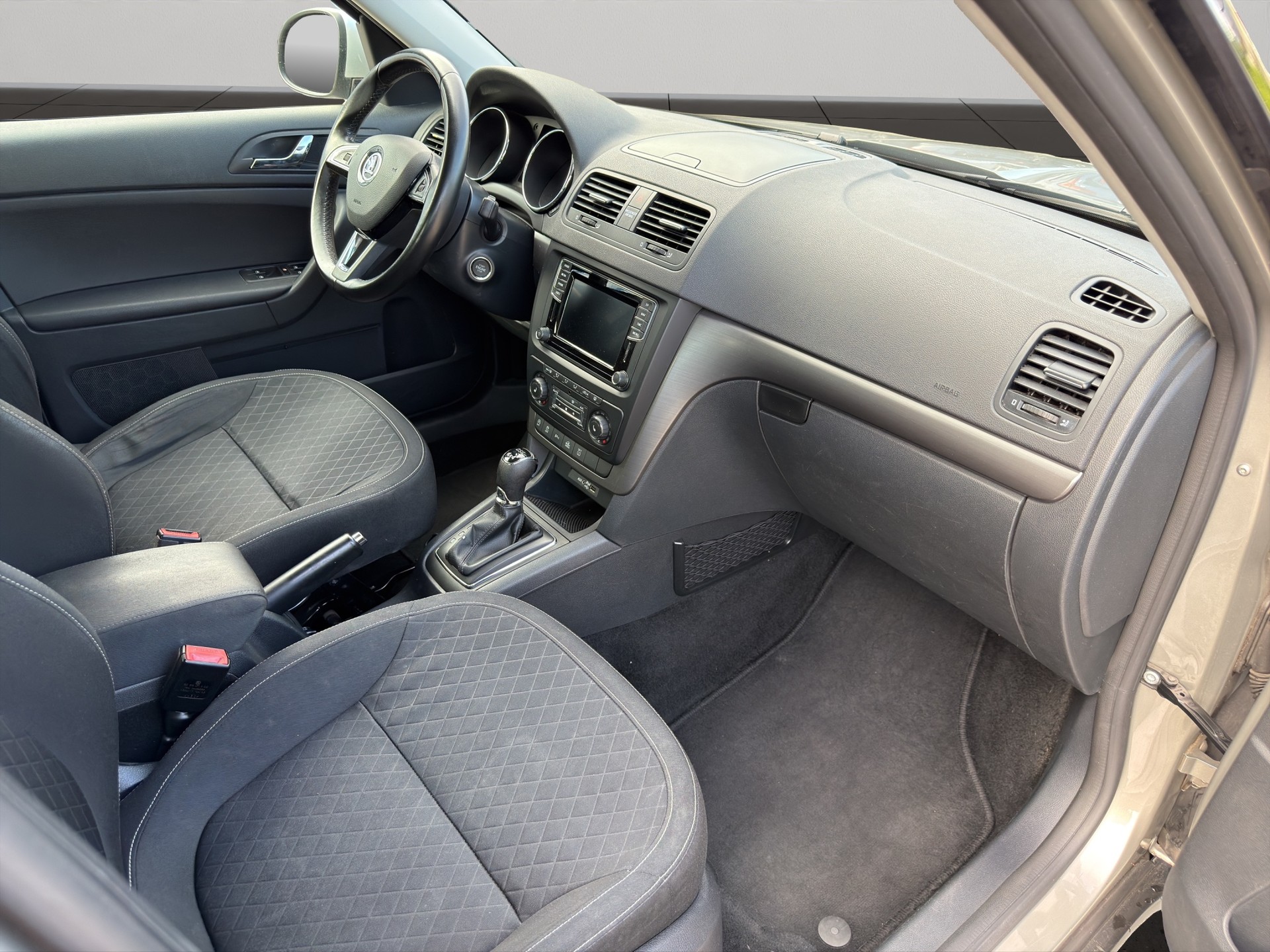 SKODA Yeti 2.0 TDI Swiss Line 25 4x4 DSG-image-10