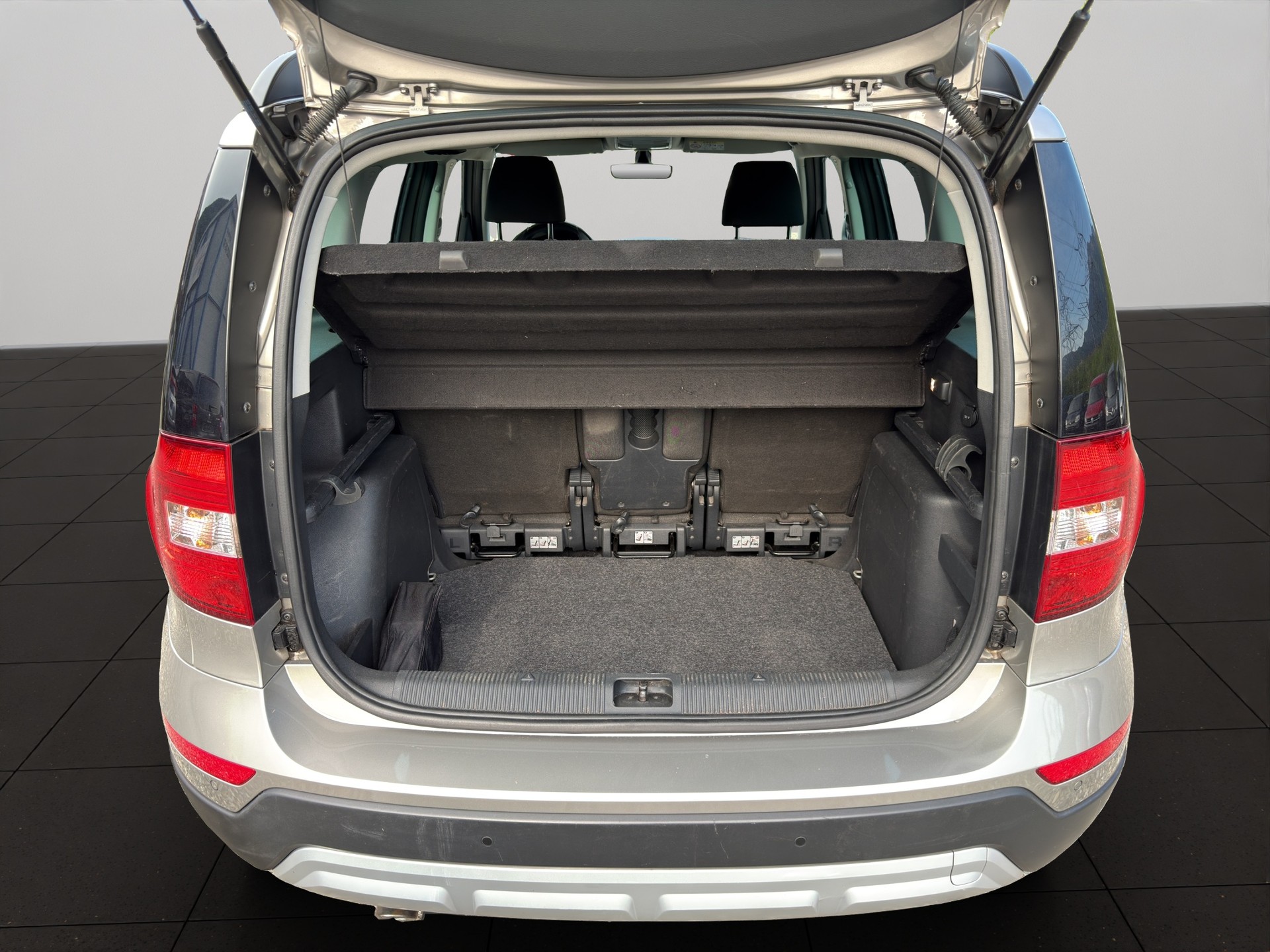 SKODA Yeti 2.0 TDI Swiss Line 25 4x4 DSG-image-9