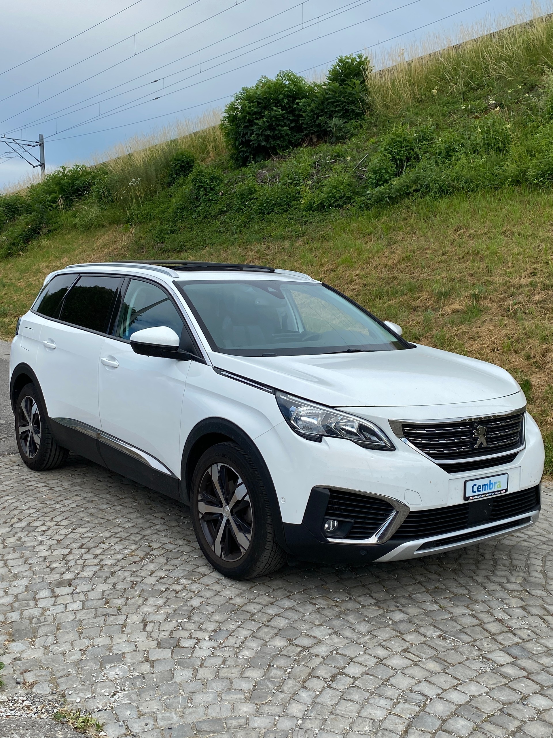 PEUGEOT 5008 1.2 Pure Tech Allure EAT8-image-1