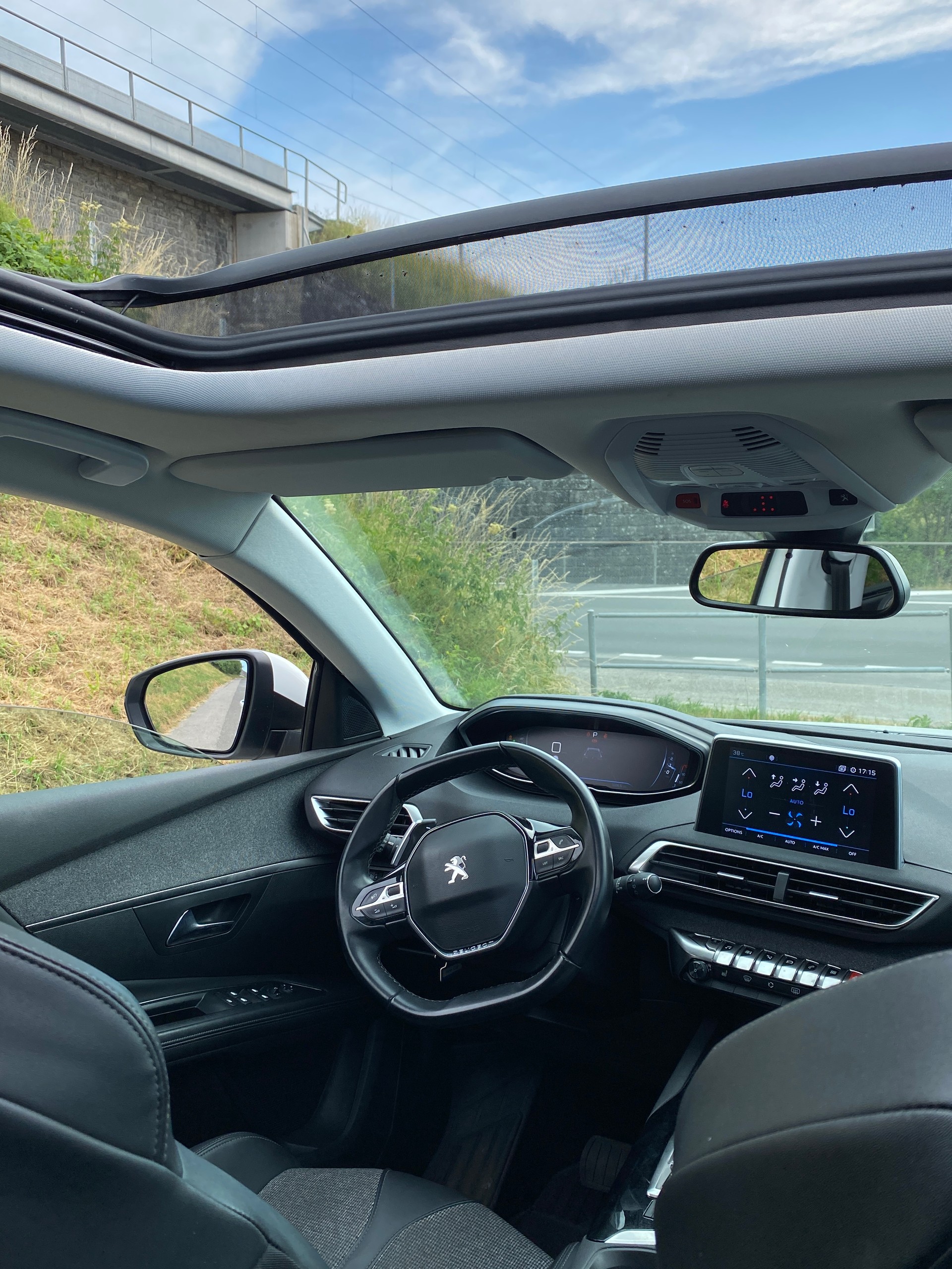 PEUGEOT 5008 1.2 Pure Tech Allure EAT8-image-10