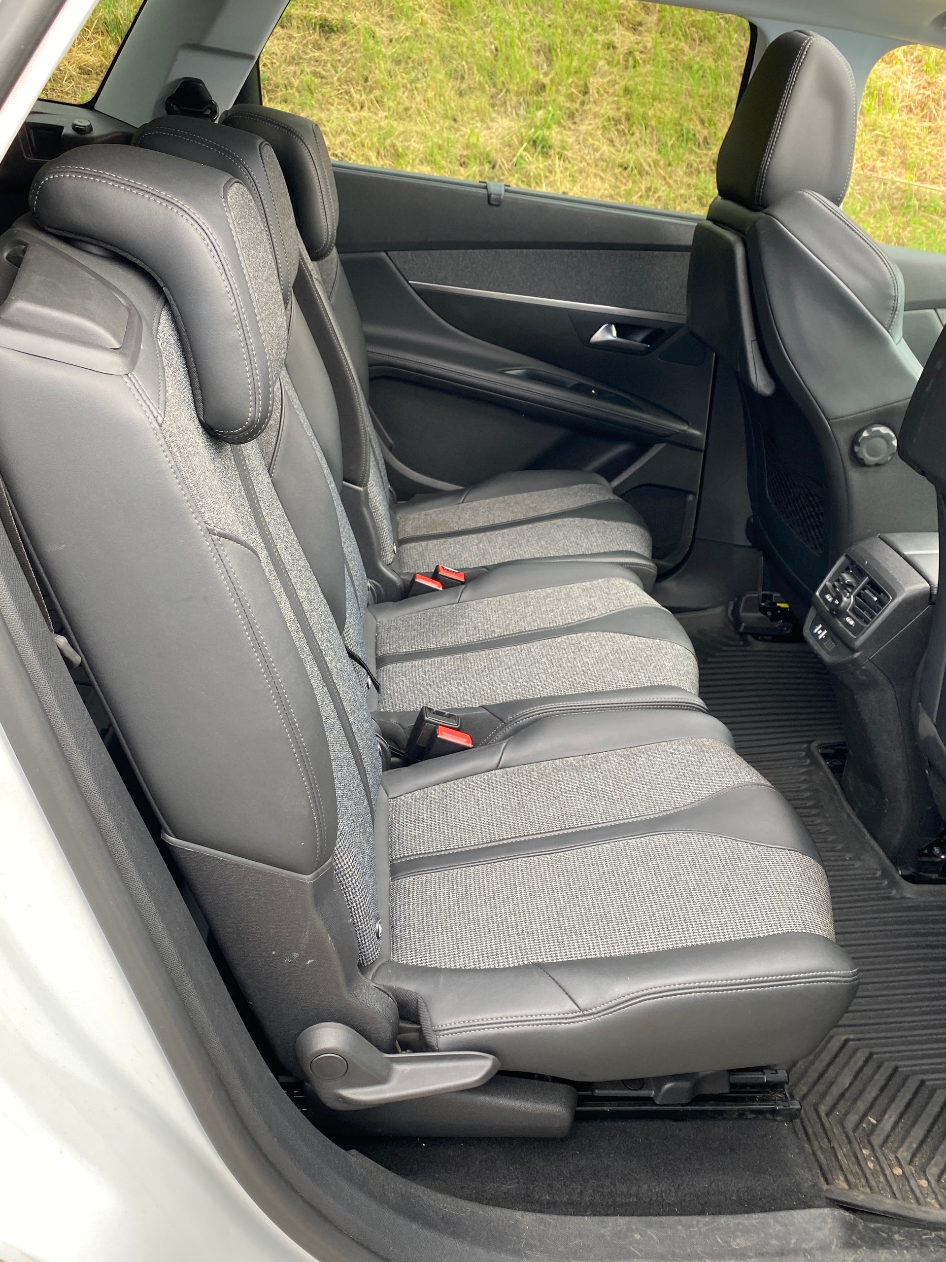 PEUGEOT 5008 1.2 Pure Tech Allure EAT8-image-4