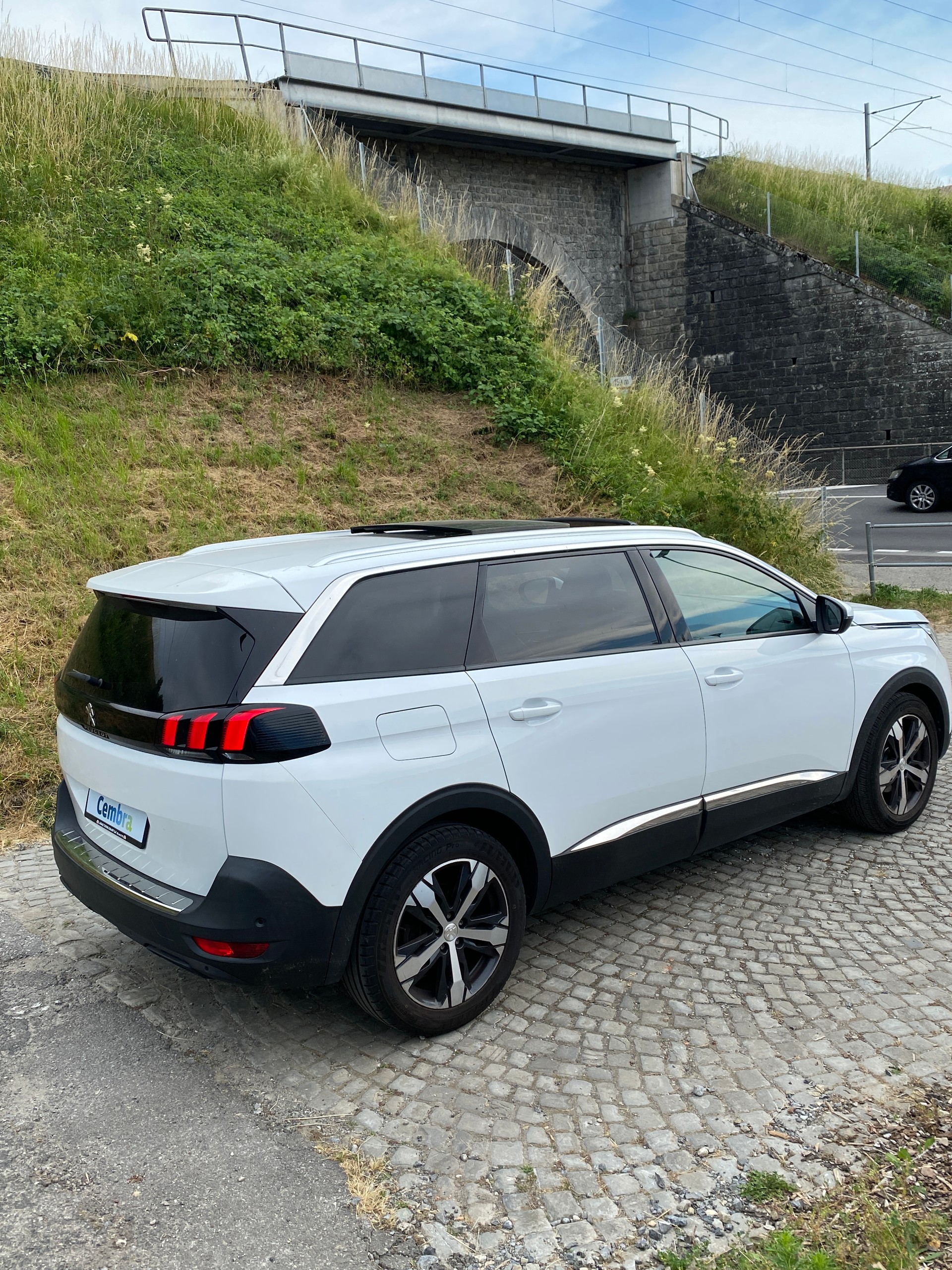 PEUGEOT 5008 1.2 Pure Tech Allure EAT8-image-2