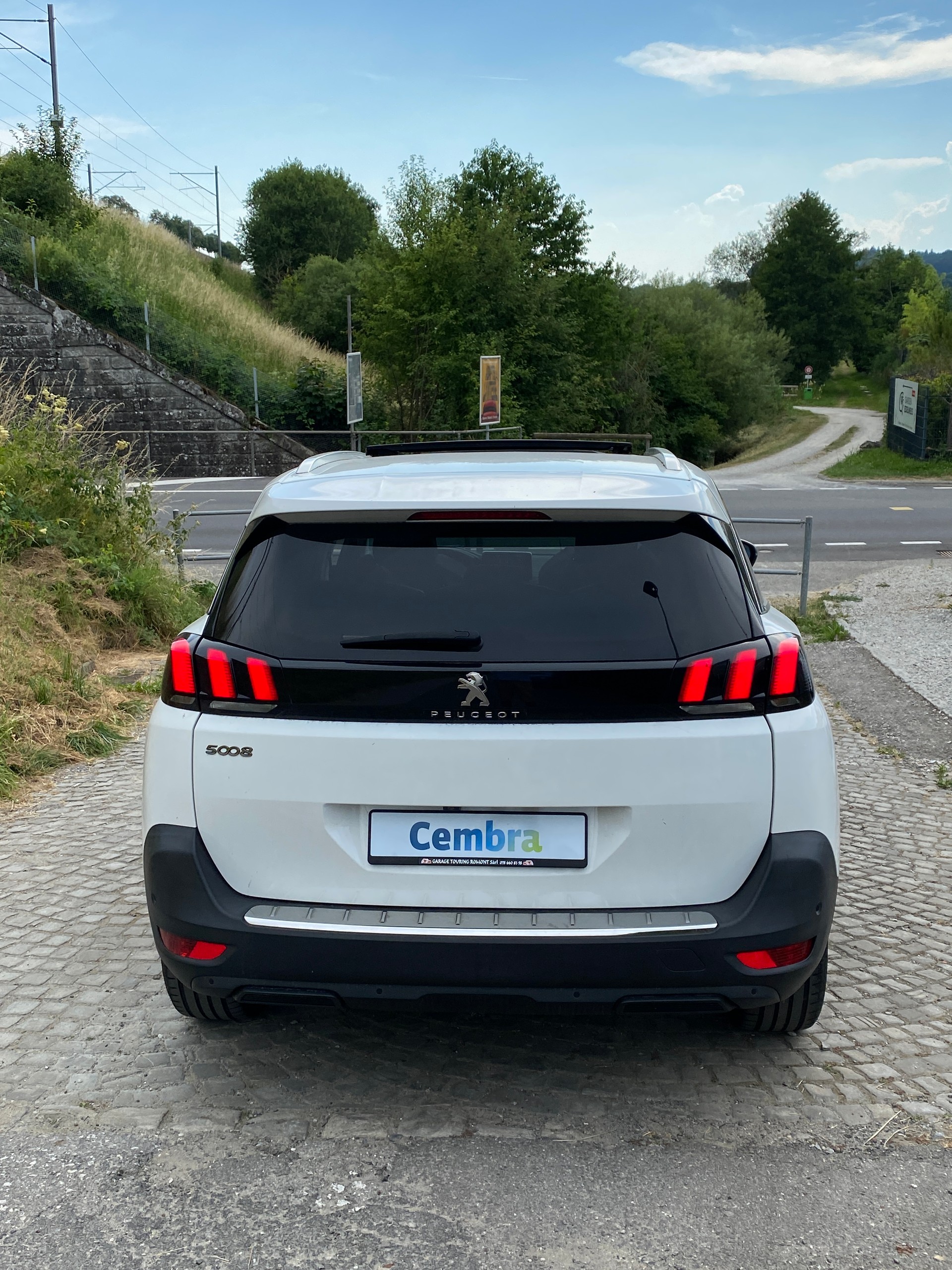 PEUGEOT 5008 1.2 Pure Tech Allure EAT8-image-3