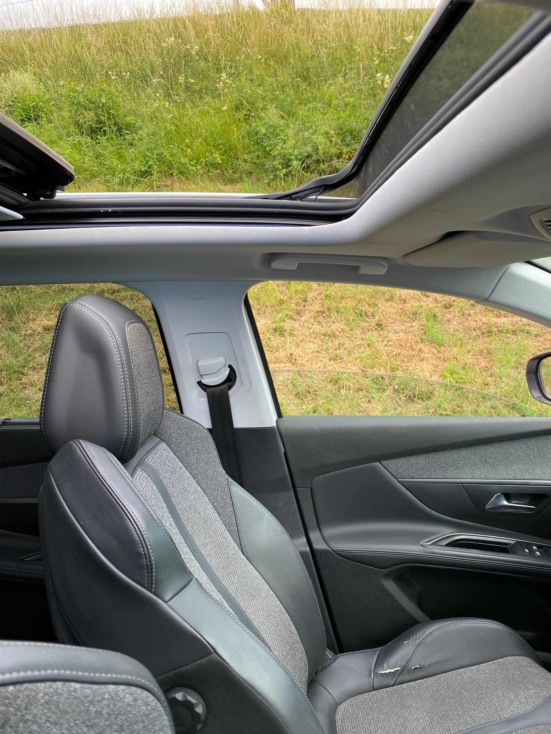 PEUGEOT 5008 1.2 Pure Tech Allure EAT8-image-9