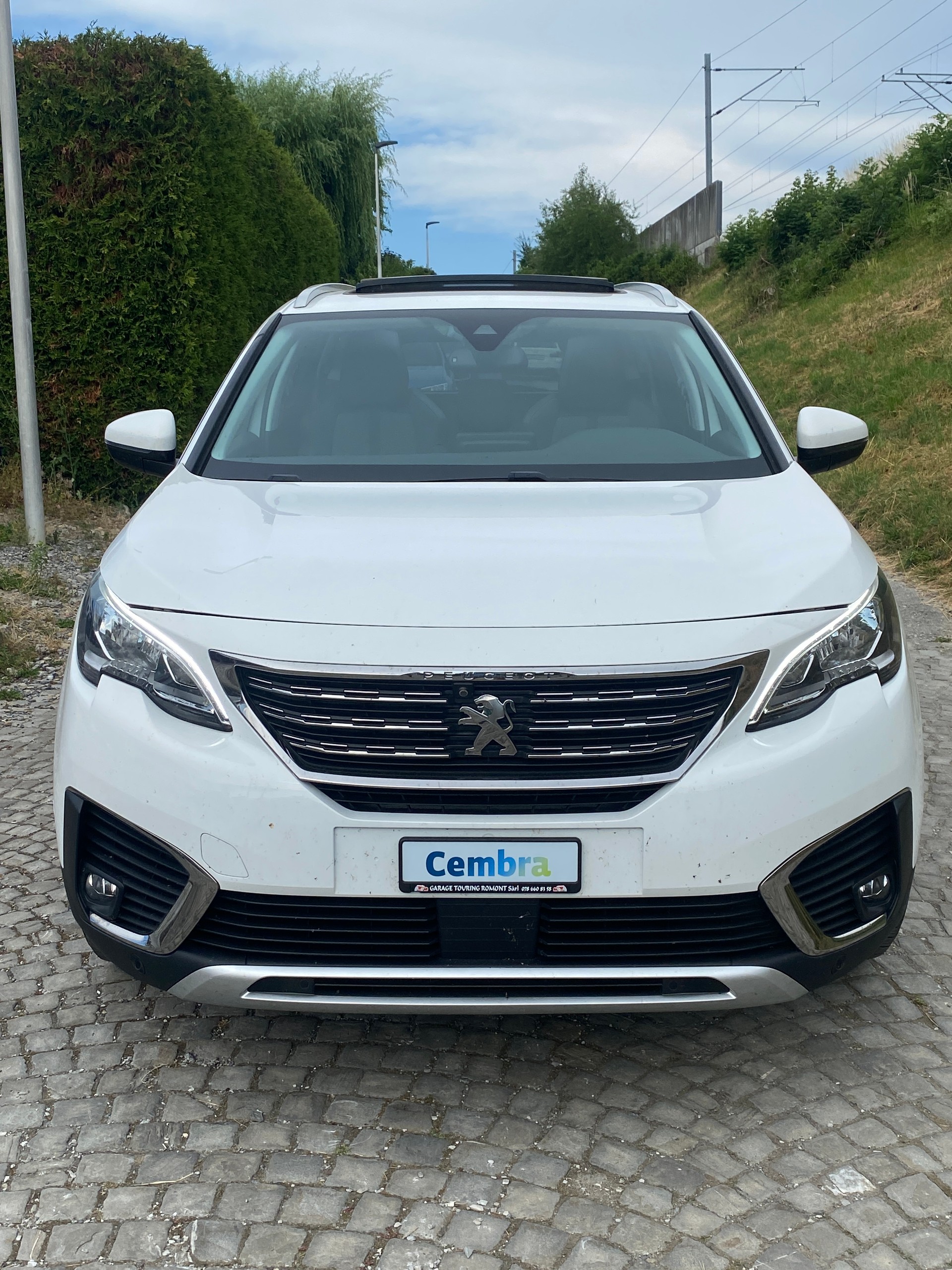 PEUGEOT 5008 1.2 Pure Tech Allure EAT8-image-0