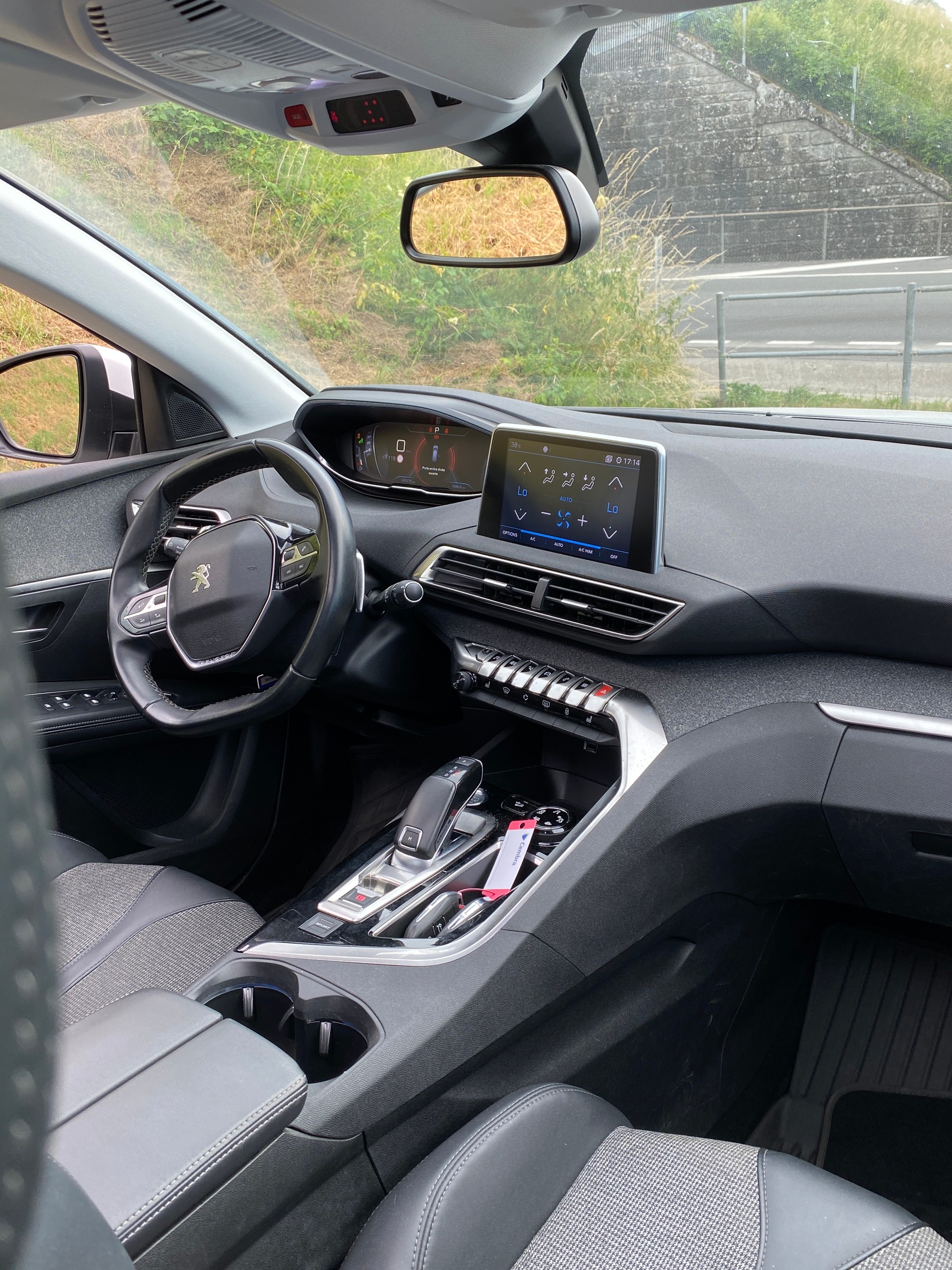 PEUGEOT 5008 1.2 Pure Tech Allure EAT8-image-6