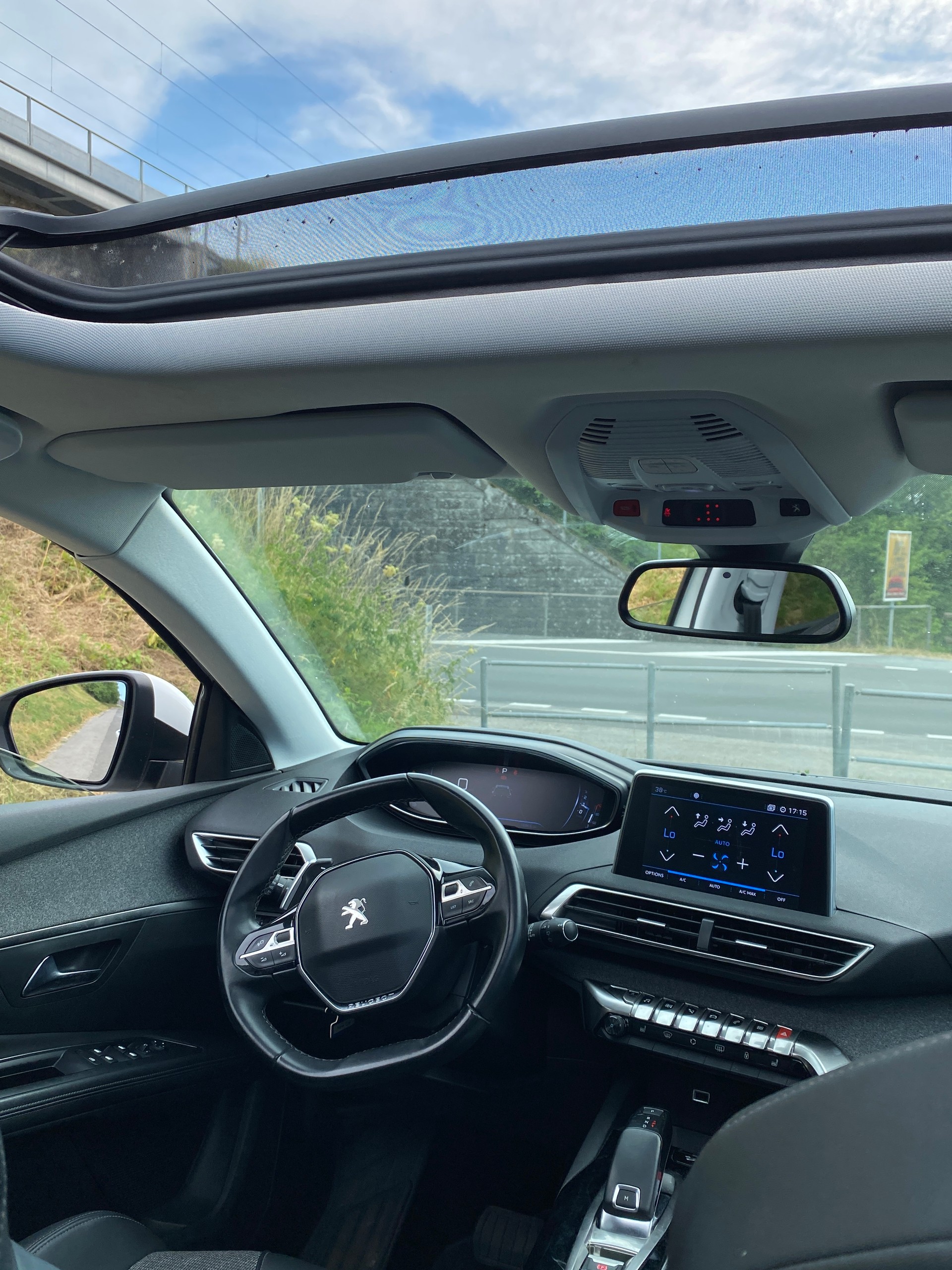 PEUGEOT 5008 1.2 Pure Tech Allure EAT8-image-7