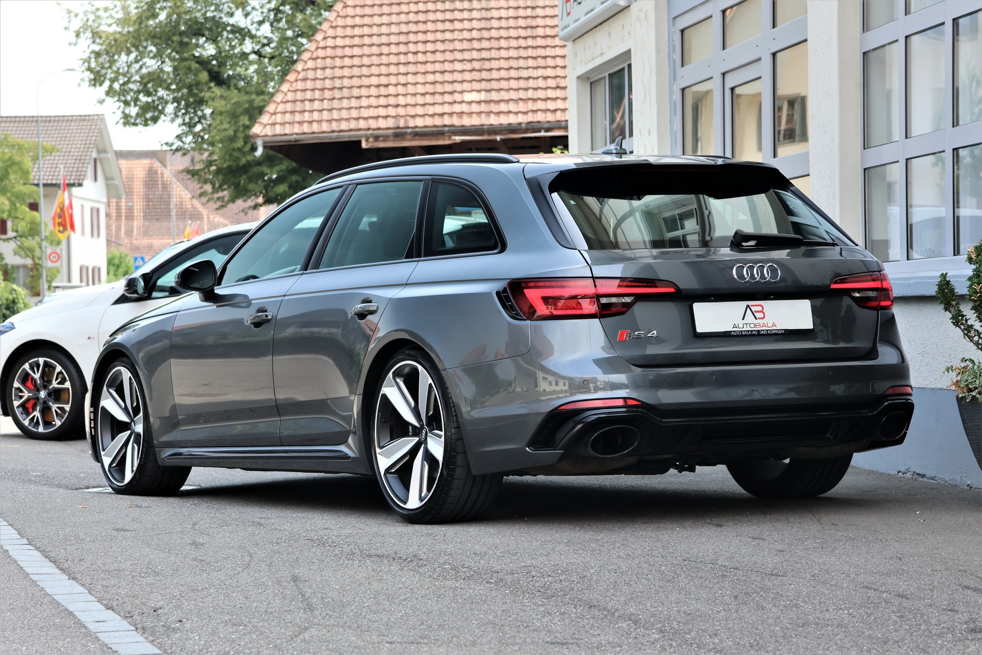 AUDI RS4 Avant 2.9 TFSI quattro tiptronic (CH) + 1.9T-image-2