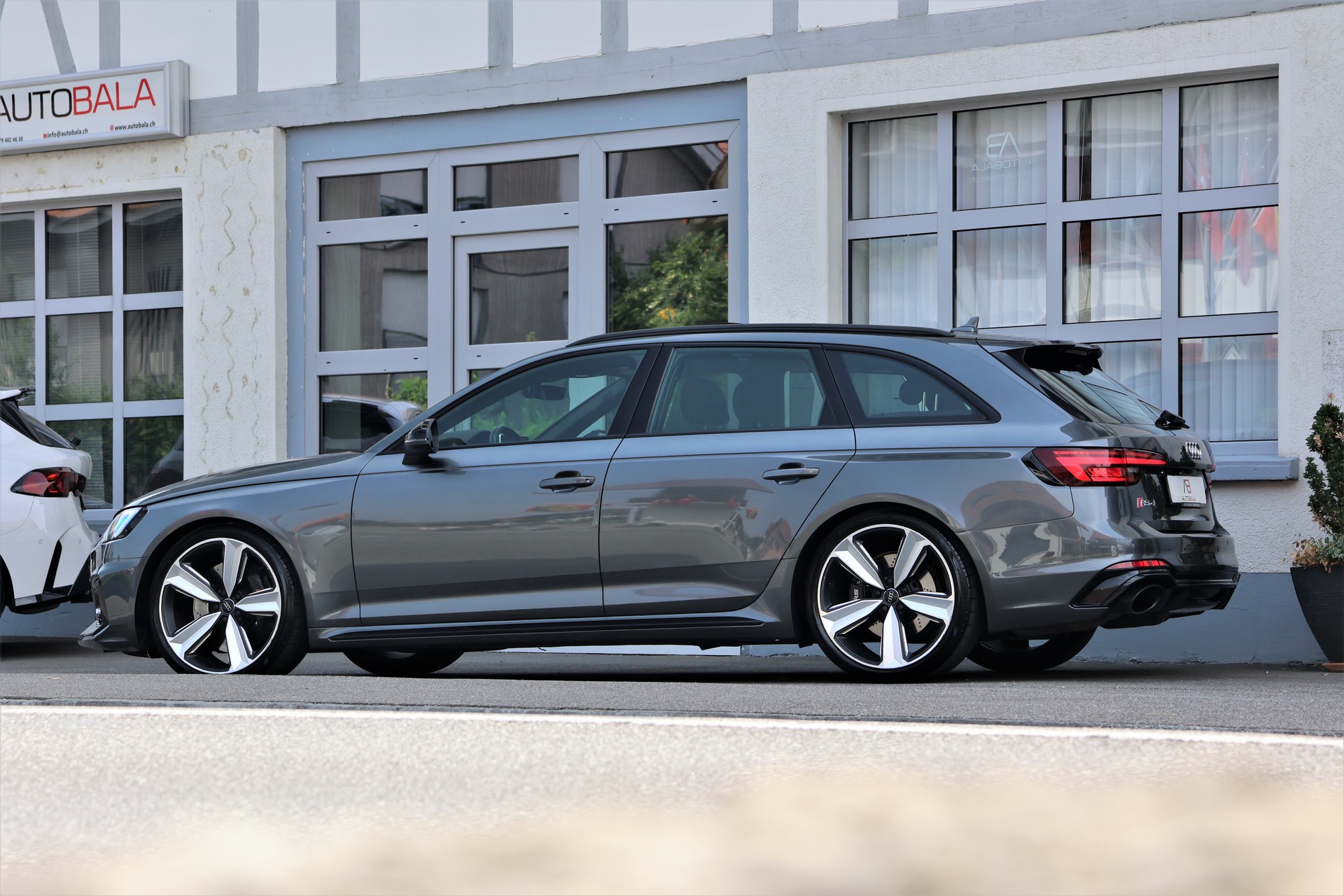 AUDI RS4 Avant 2.9 TFSI quattro tiptronic (CH) + 1.9T-image-3
