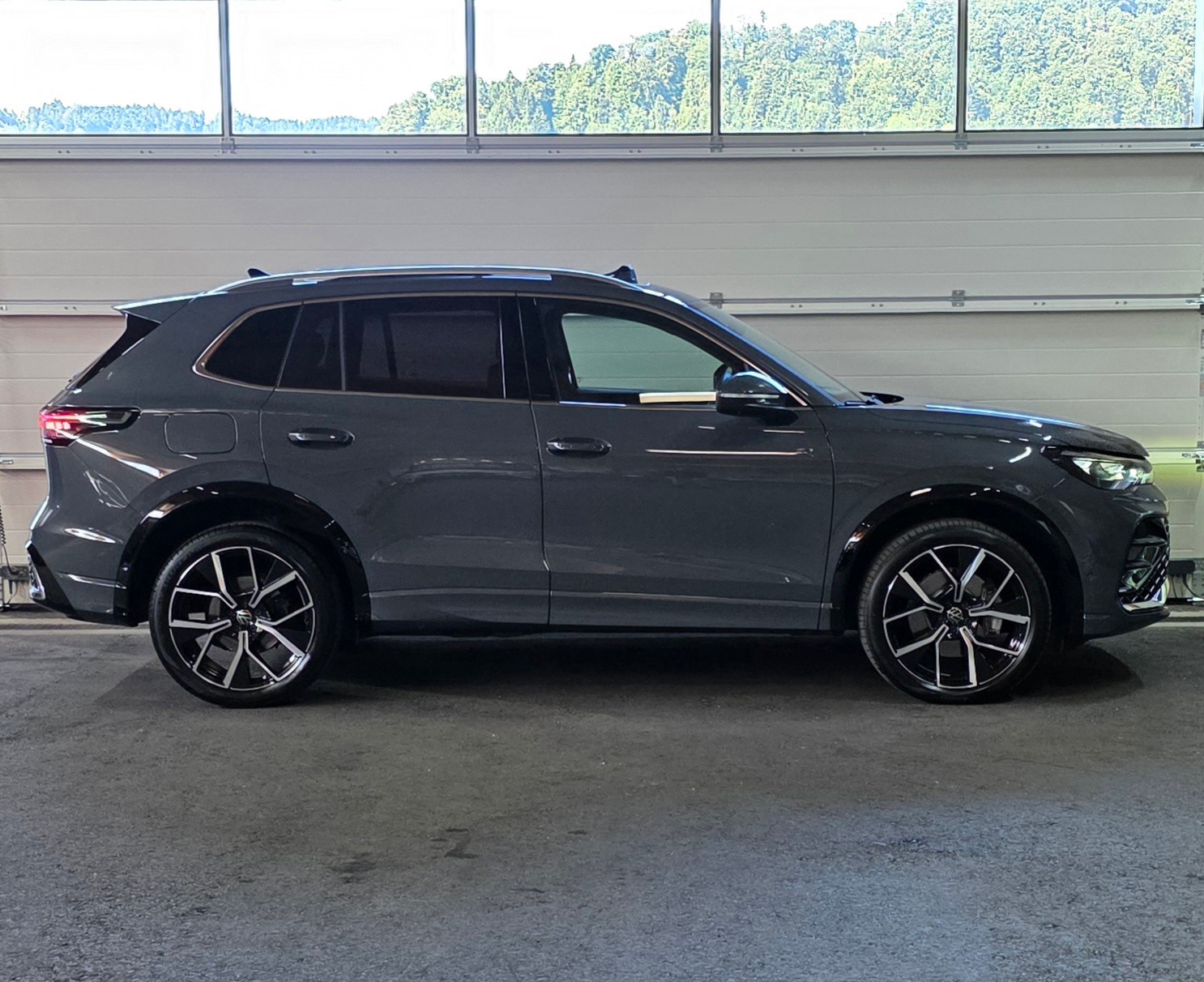 VW Tiguan 2.0 TDI SCR R-Line 4Motion DSG *360°Kamera*ACC/LaneAssist*Sitz-Lenkradheizung*Massagefunktion*Pamoramadach*-image-5