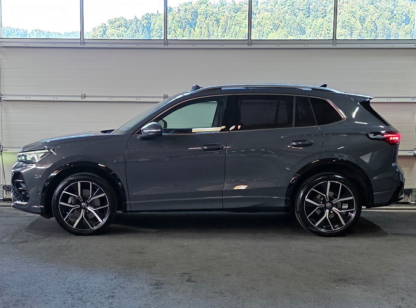 VW Tiguan 2.0 TDI SCR R-Line 4Motion DSG *360°Kamera*ACC/LaneAssist*Sitz-Lenkradheizung*Massagefunktion*Pamoramadach*-image-1