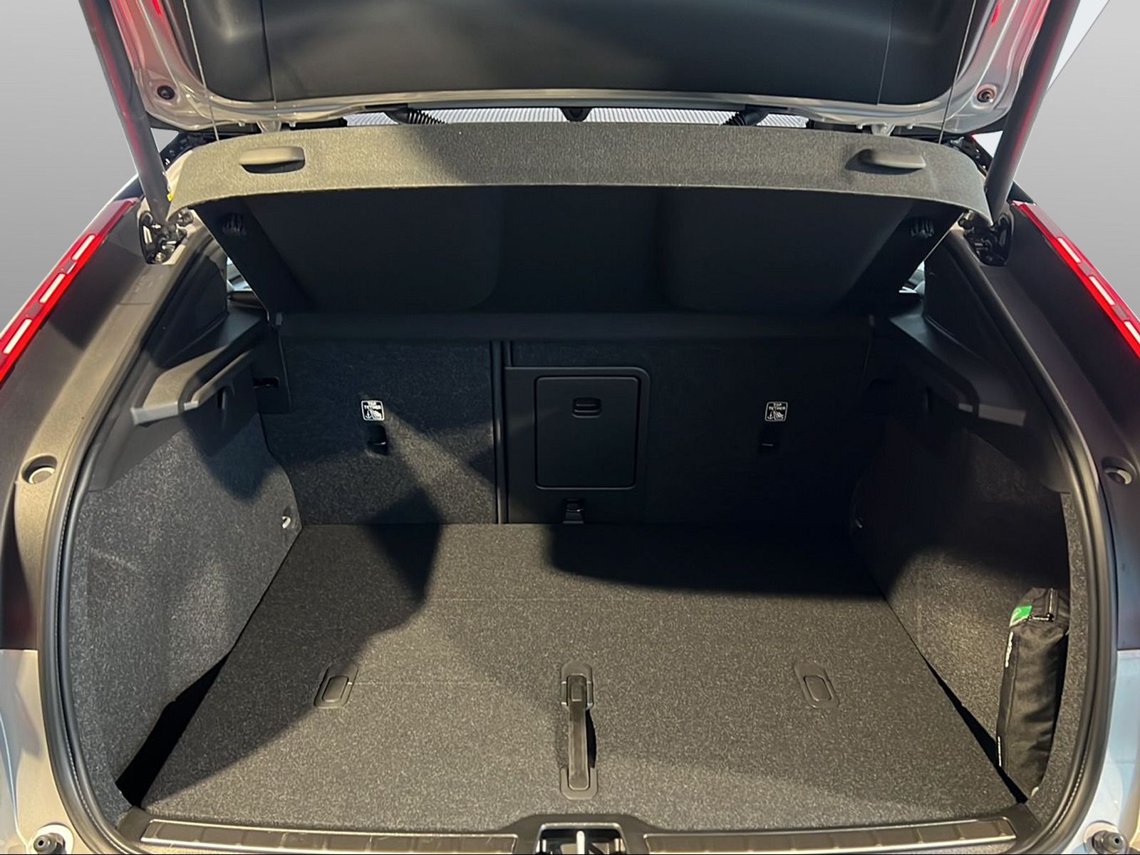 VOLVO C40 Recharge Twin-image-7