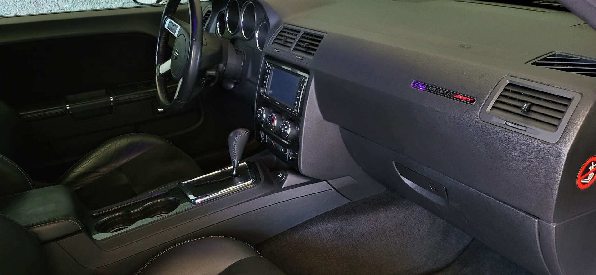 DODGE 6.1 HEMI SRT8-image-14