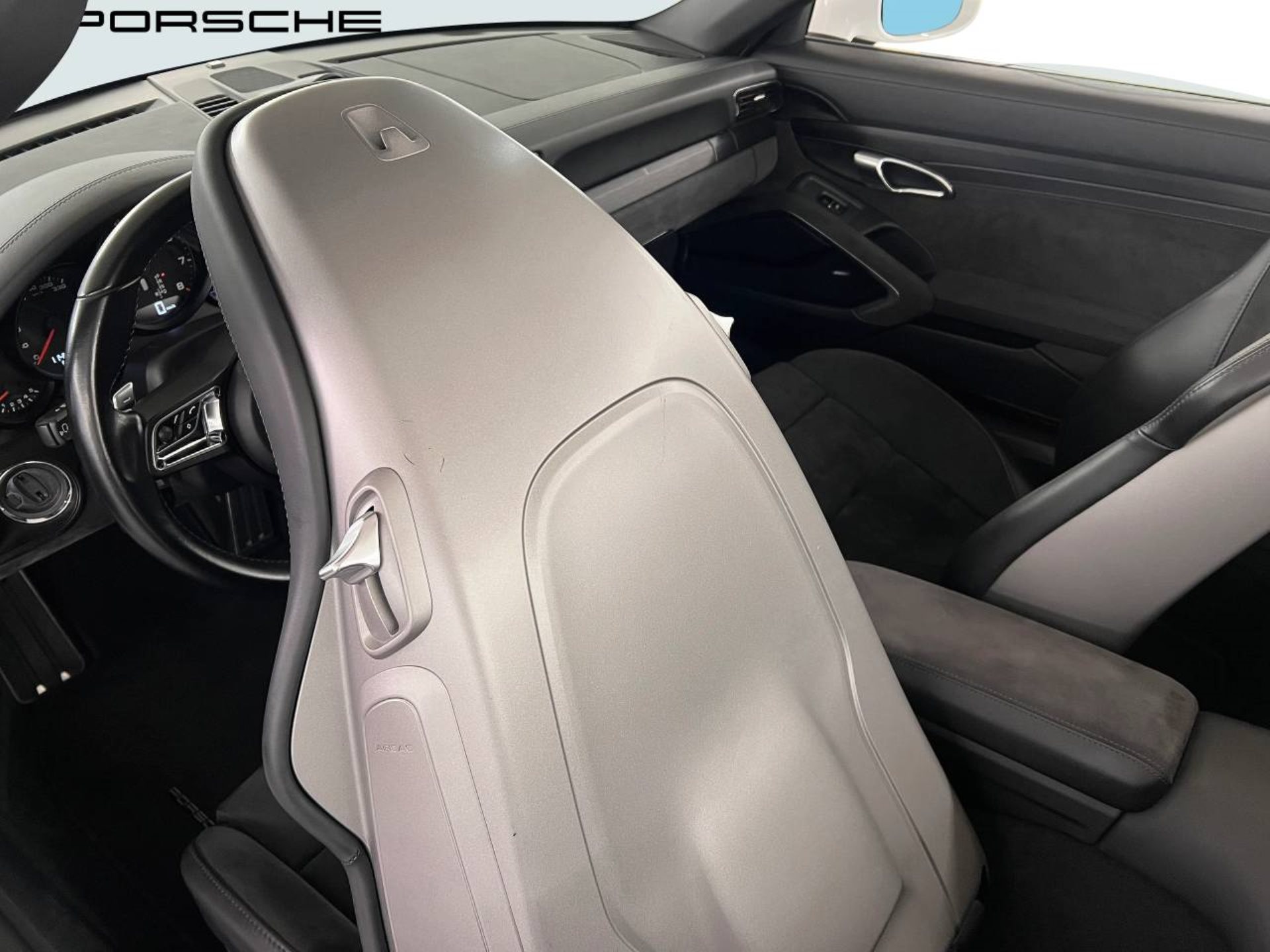 PORSCHE 911 Carrera 4 GTS Cabriolet-image-22