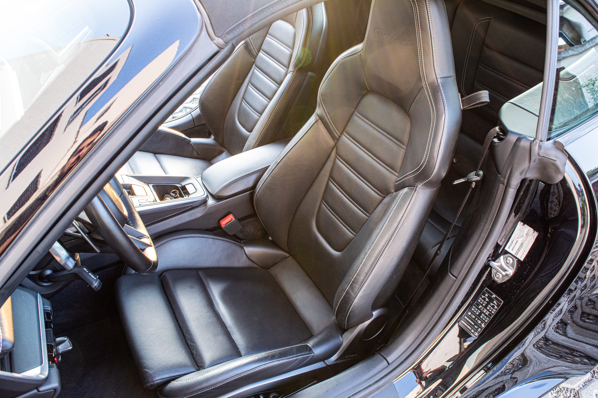 PORSCHE 911 Turbo S Cabriolet PDK-image-17