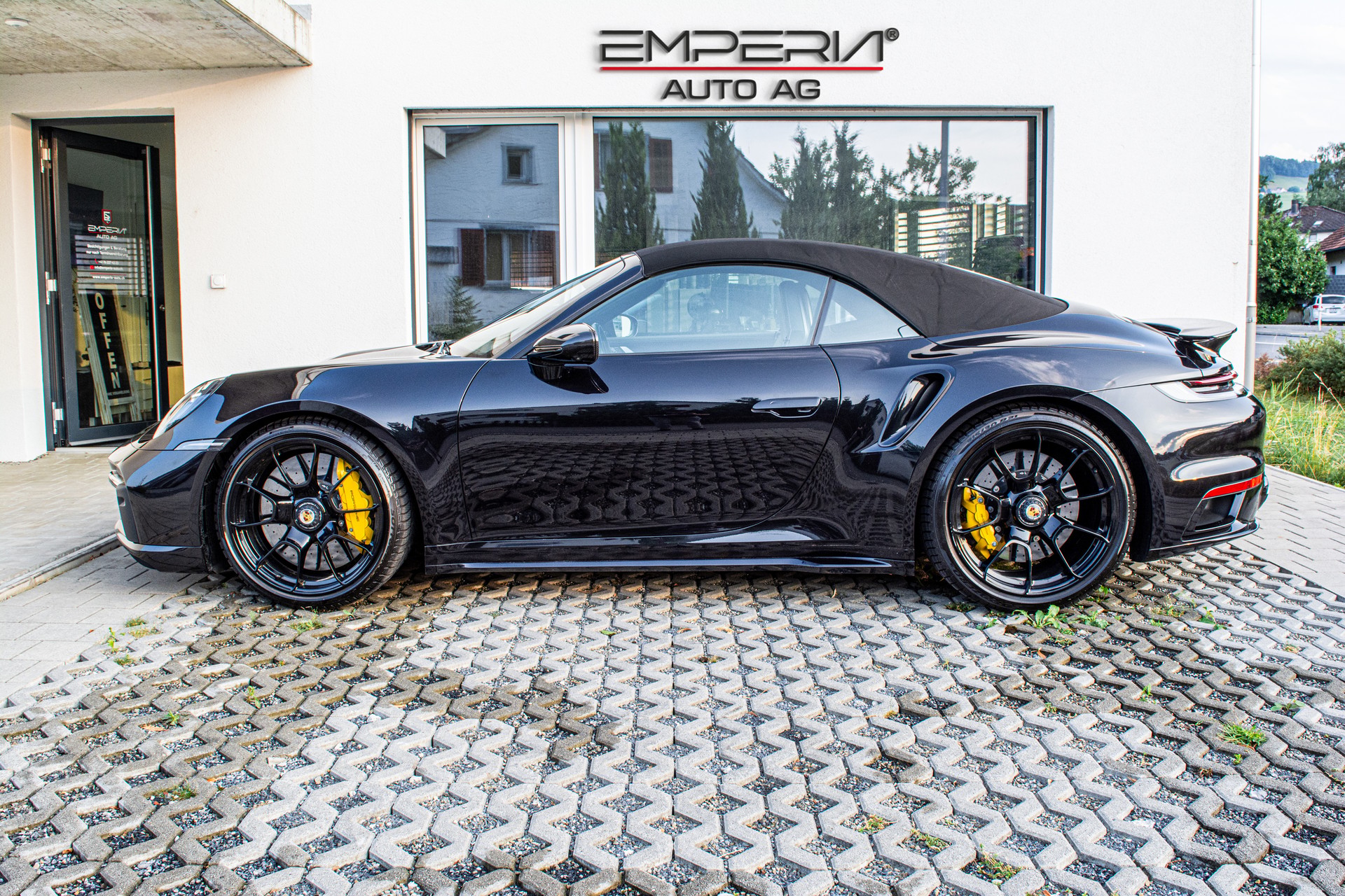 PORSCHE 911 Turbo S Cabriolet PDK-image-9