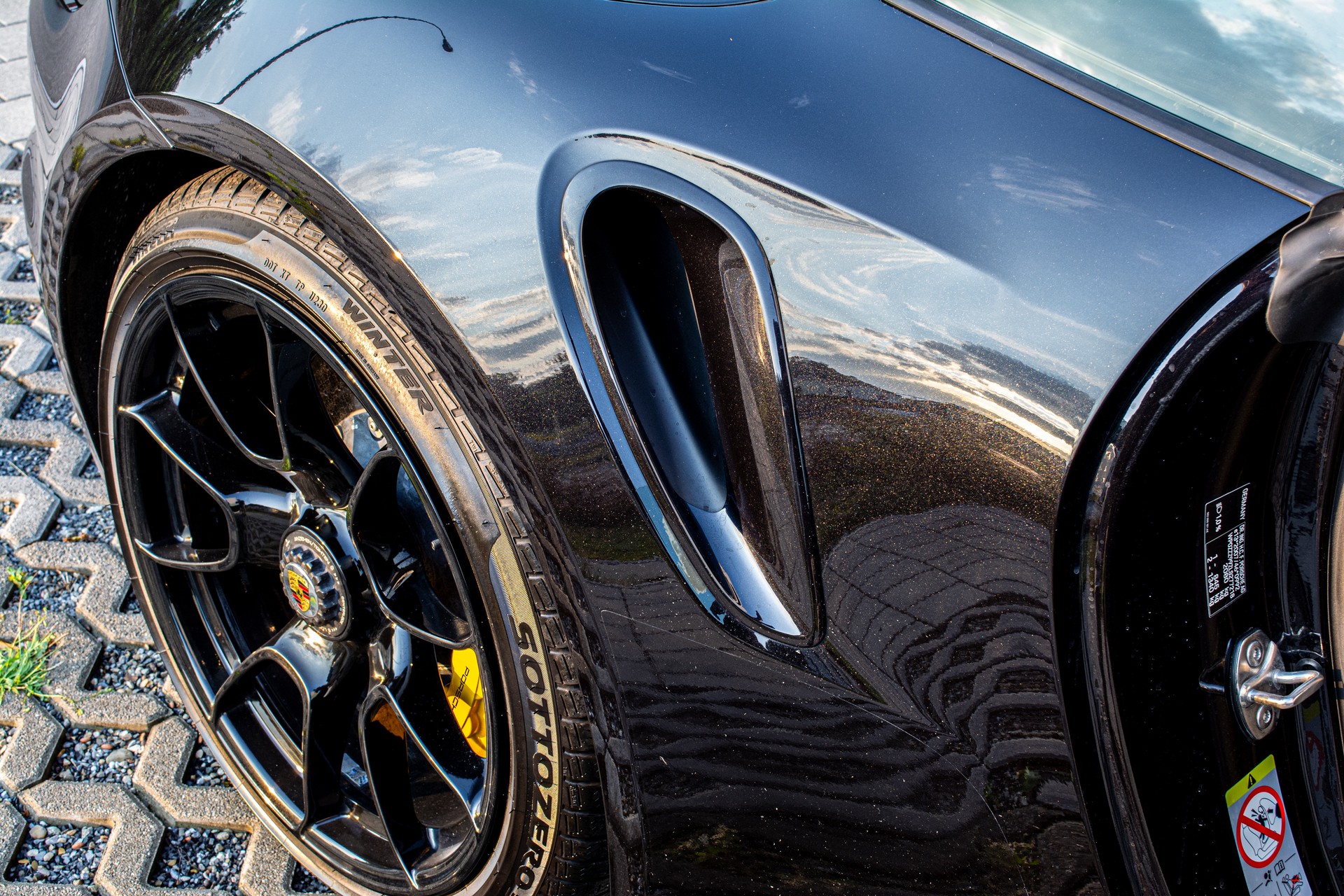 PORSCHE 911 Turbo S Cabriolet PDK-image-25