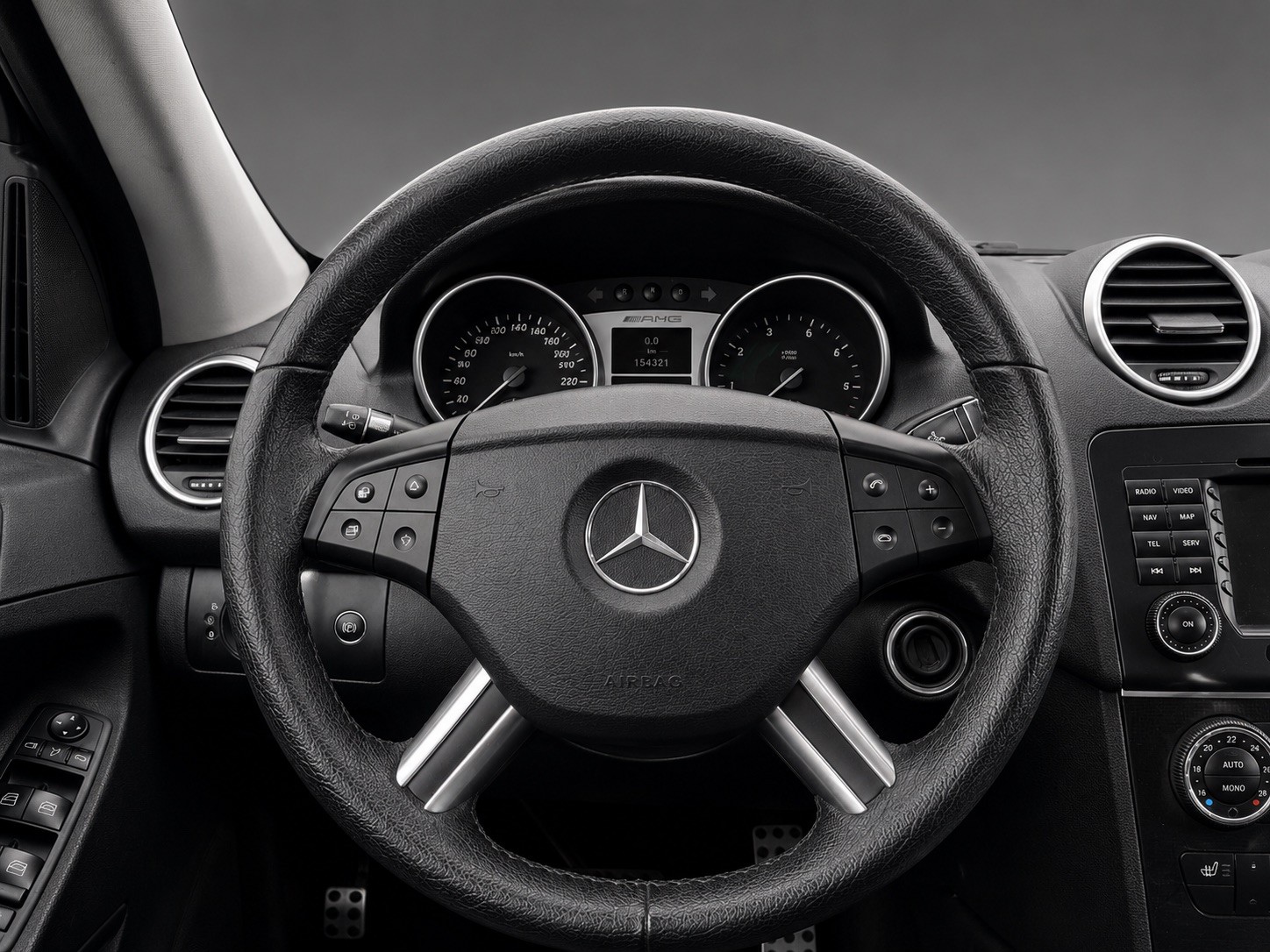 MERCEDES-BENZ ML 63 AMG 4Matic 7G-Tronic-image-12