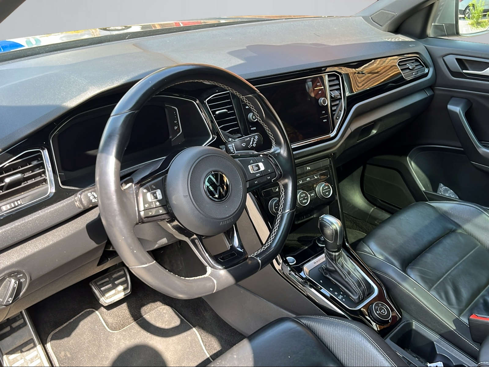 VW T-Roc 2.0 TSI R DSG 4Motion-image-4