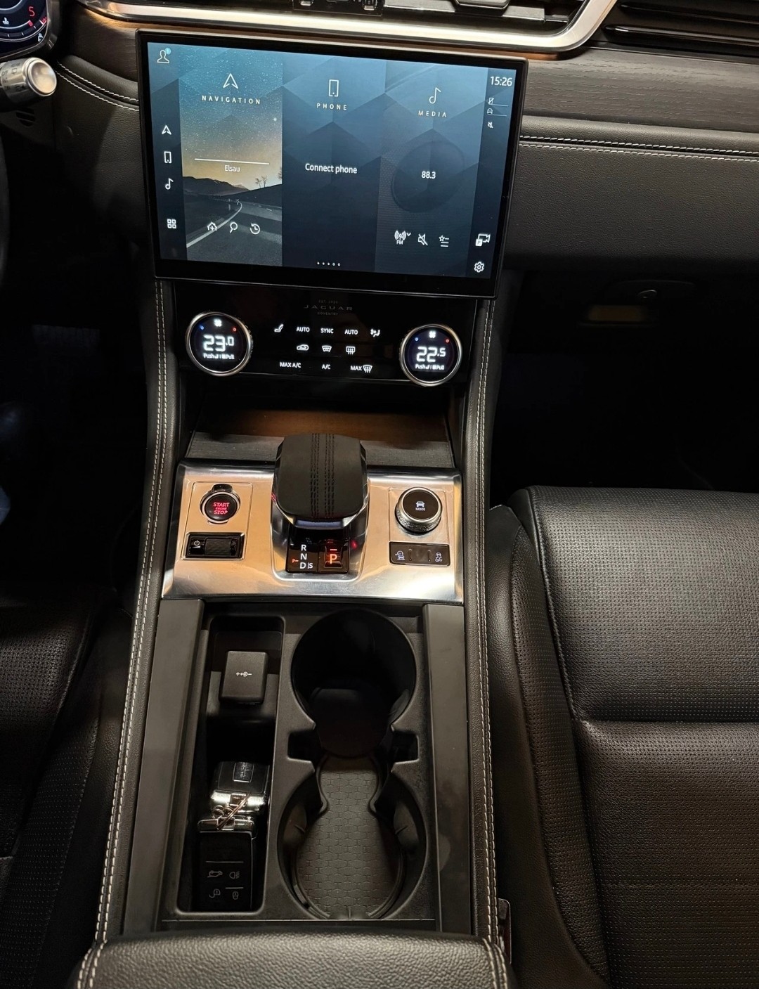 JAGUAR F-Pace 3.0 D300 R-Dynamic MHEV SE AWD-image-11