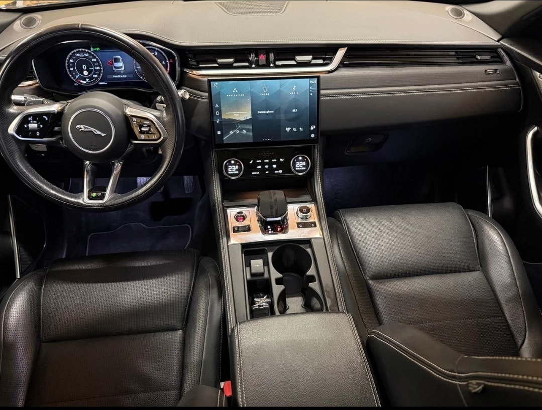 JAGUAR F-Pace 3.0 D300 R-Dynamic MHEV SE AWD-image-8