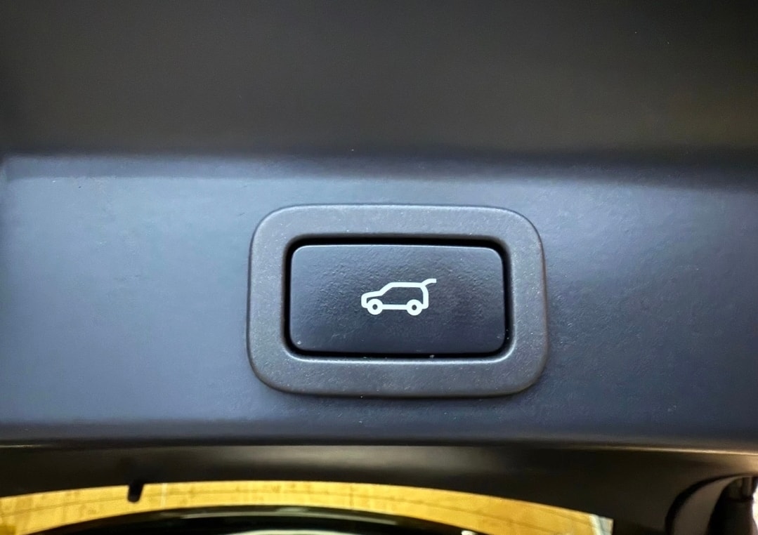 JAGUAR F-Pace 3.0 D300 R-Dynamic MHEV SE AWD-image-17