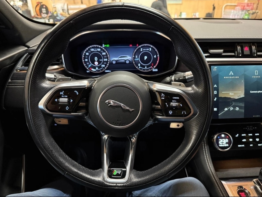 JAGUAR F-Pace 3.0 D300 R-Dynamic MHEV SE AWD-image-10
