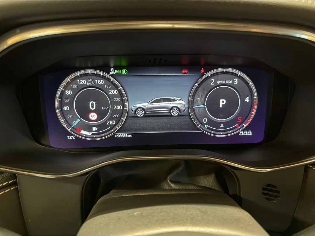 JAGUAR F-Pace 3.0 D300 R-Dynamic MHEV SE AWD-image-9