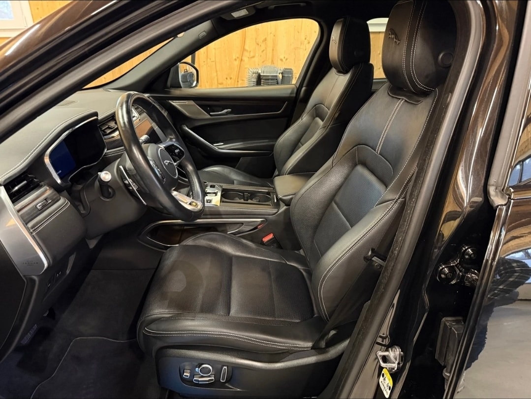 JAGUAR F-Pace 3.0 D300 R-Dynamic MHEV SE AWD-image-6