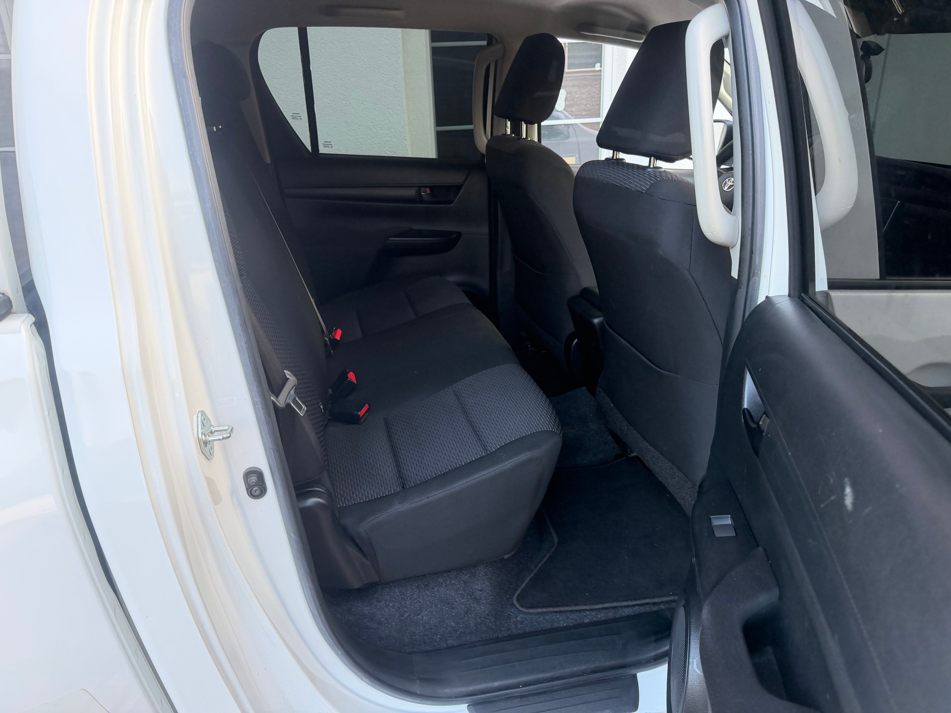 TOYOTA Hilux 2.4D-4D Sol DoubleCab 4x4-image-11