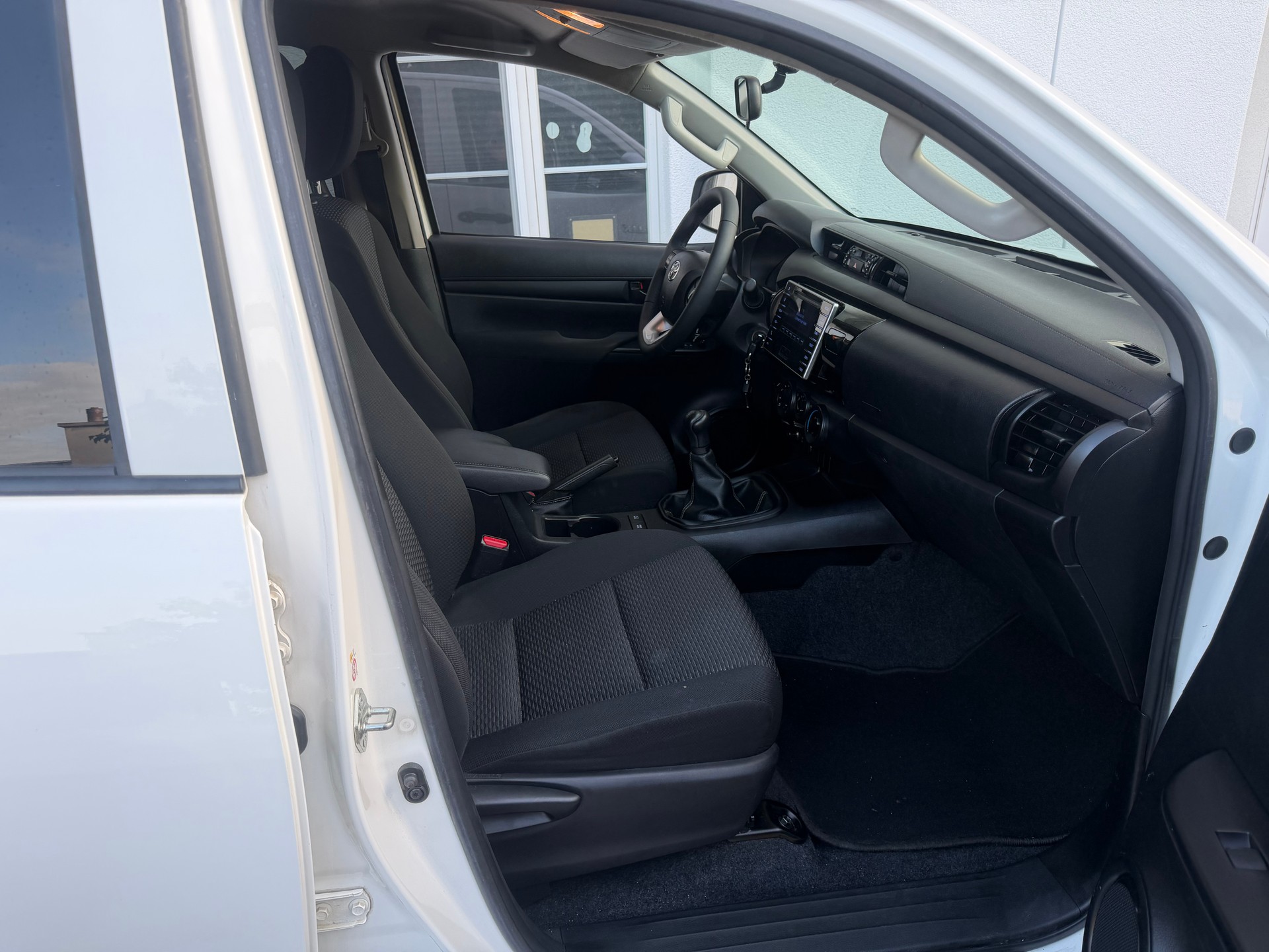 TOYOTA Hilux 2.4D-4D Sol DoubleCab 4x4-image-9