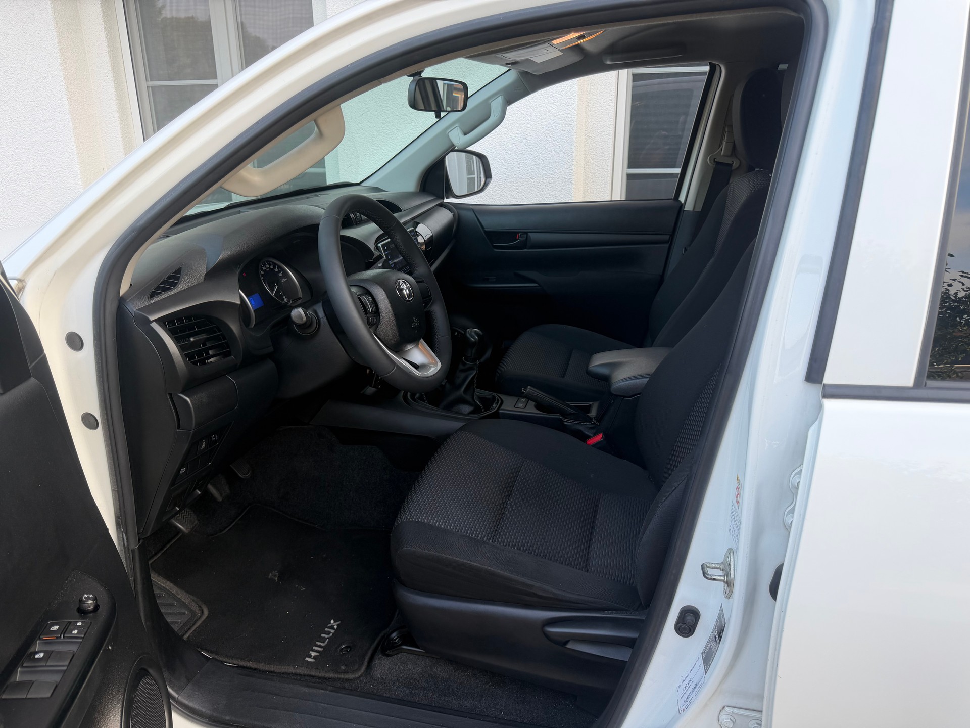 TOYOTA Hilux 2.4D-4D Sol DoubleCab 4x4-image-8