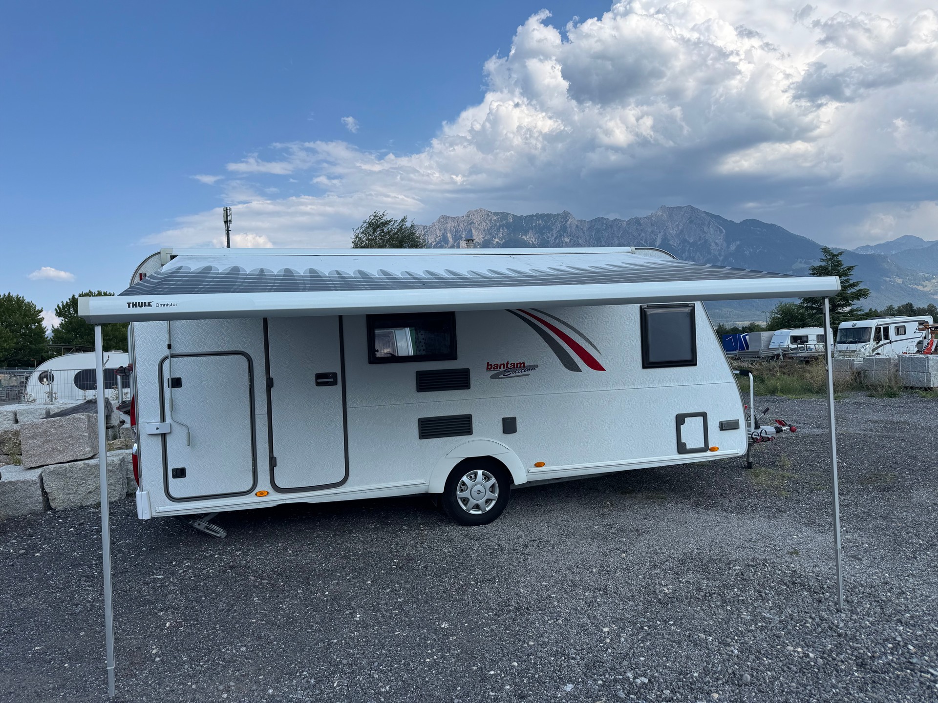 BÜRSTNER Premio Edition Bantam 1000 kg Leergewicht - Family Stockbett Kajüte- Garage - 6 Personen Plus-image-4