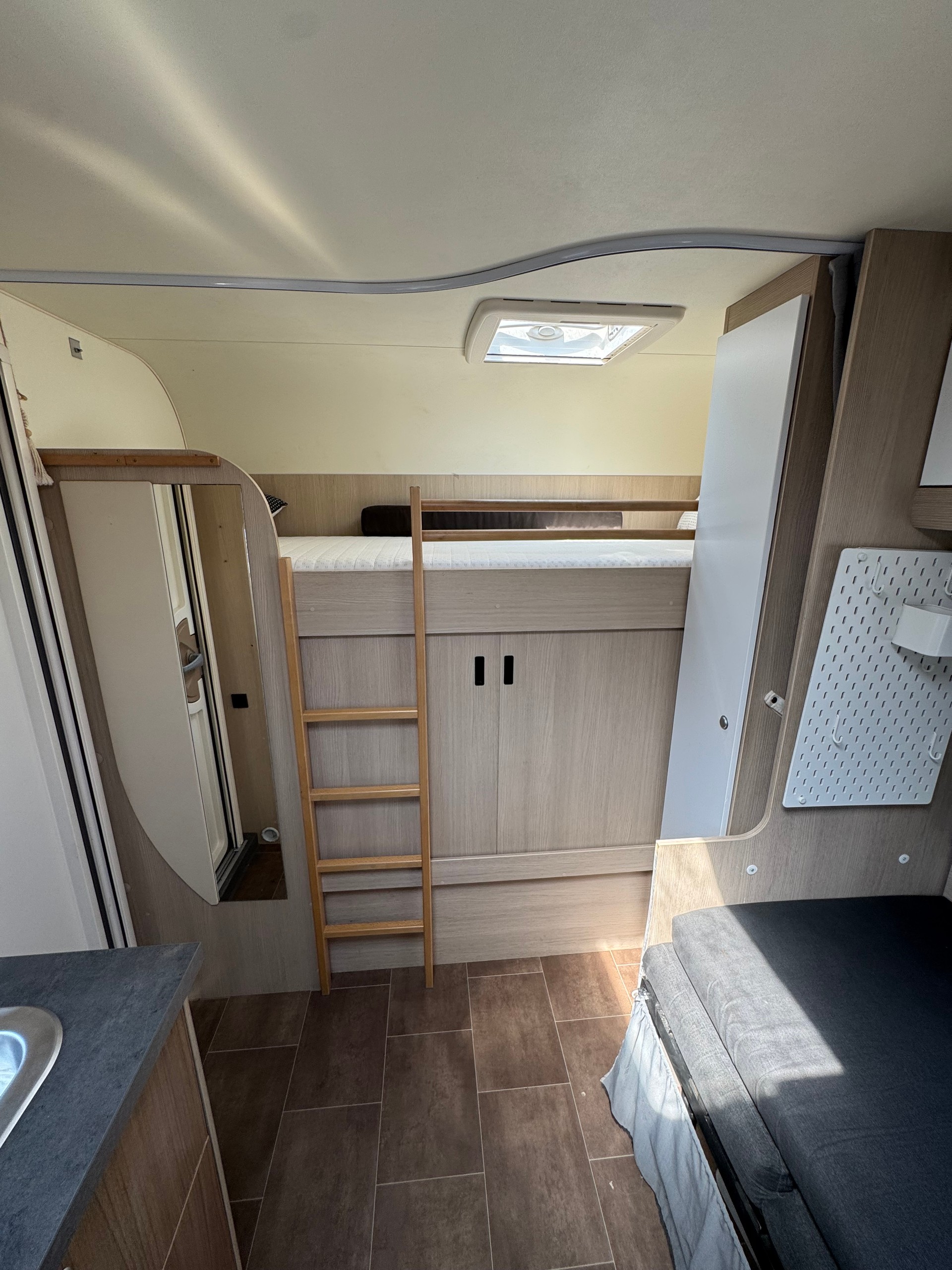 BÜRSTNER Premio Edition Bantam 1000 kg Leergewicht - Family Stockbett Kajüte- Garage - 6 Personen Plus-image-9