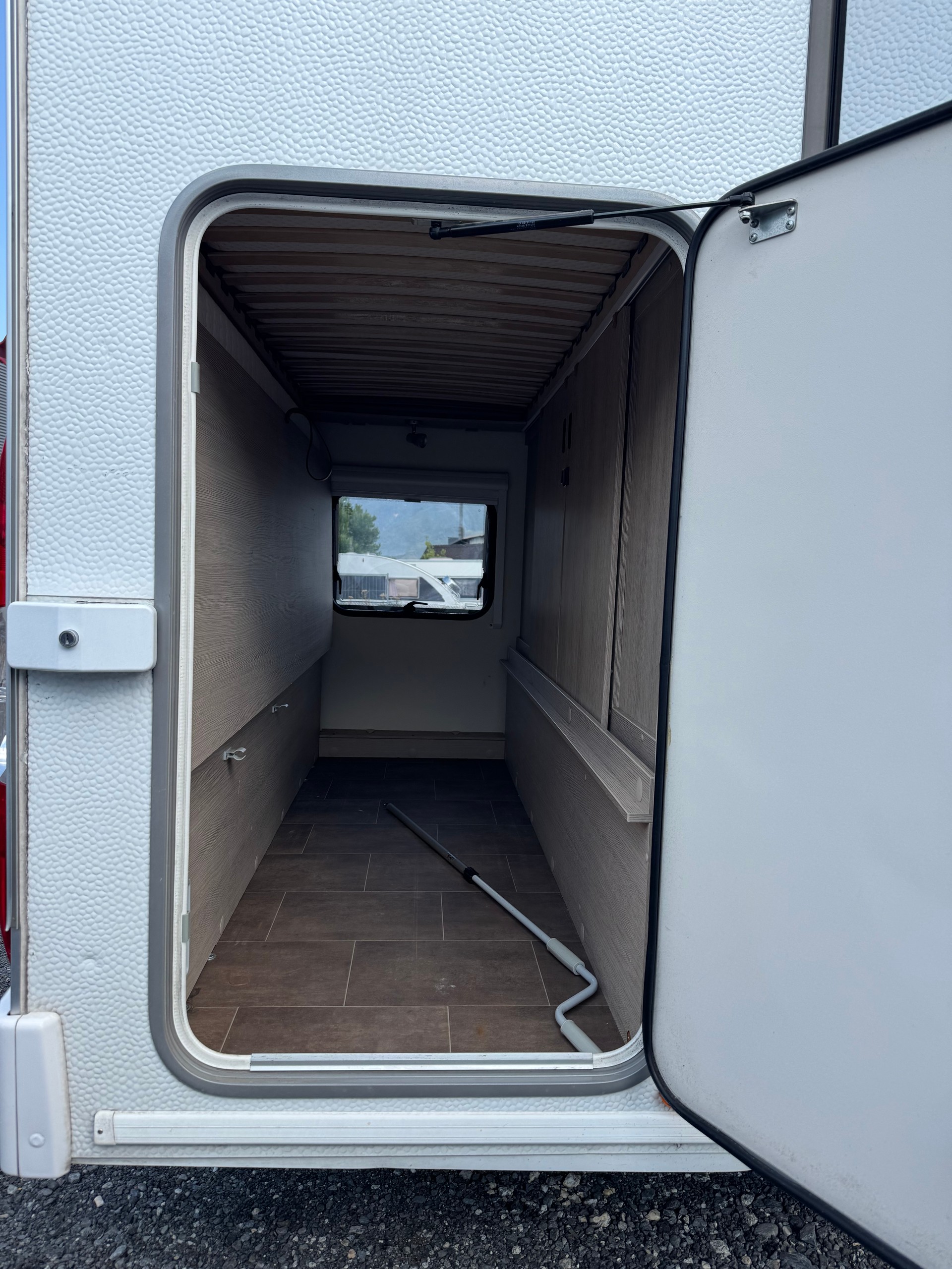 BÜRSTNER Premio Edition Bantam 1000 kg Leergewicht - Family Stockbett Kajüte- Garage - 6 Personen Plus-image-6