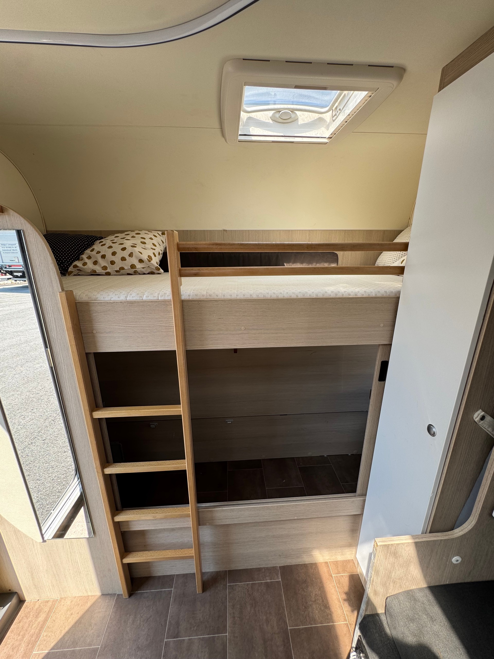 BÜRSTNER Premio Edition Bantam 1000 kg Leergewicht - Family Stockbett Kajüte- Garage - 6 Personen Plus-image-7