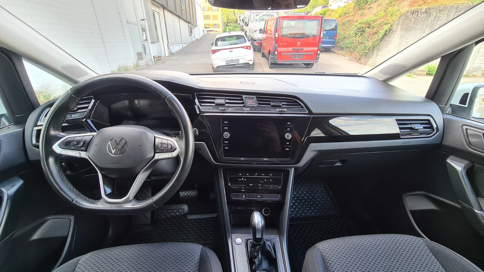 VW Touran 2.0 TDI BlueMotion Technology Comfortline DSG ** Gr-Navi ** RF-Kamera ** Abstandsregelsysteme ** Tempomat ** PDC V+H **-image-16