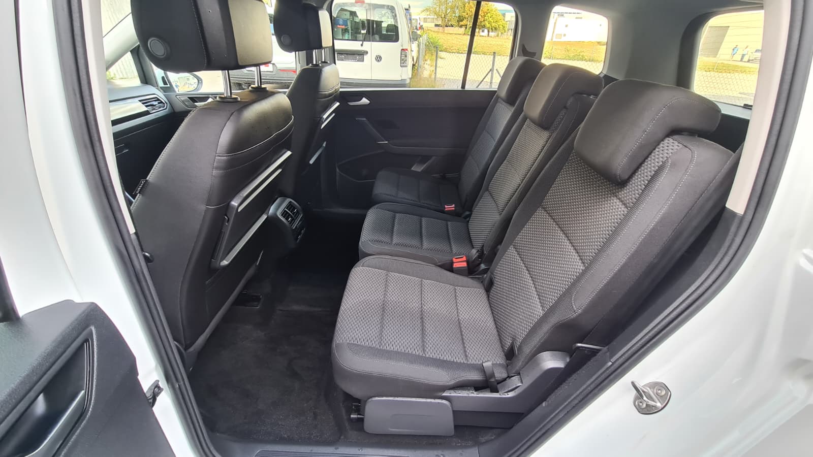 VW Touran 2.0 TDI BlueMotion Technology Comfortline DSG ** Gr-Navi ** RF-Kamera ** Abstandsregelsysteme ** Tempomat ** PDC V+H **-image-18