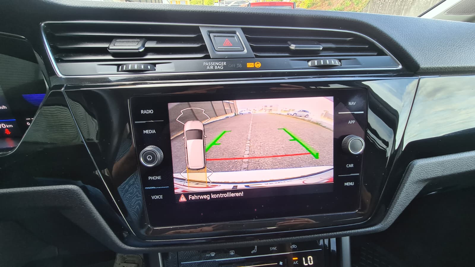 VW Touran 2.0 TDI BlueMotion Technology Comfortline DSG ** Gr-Navi ** RF-Kamera ** Abstandsregelsysteme ** Tempomat ** PDC V+H **-image-14