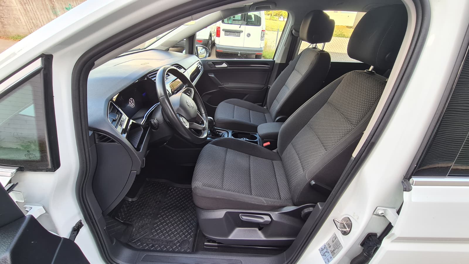 VW Touran 2.0 TDI BlueMotion Technology Comfortline DSG ** Gr-Navi ** RF-Kamera ** Abstandsregelsysteme ** Tempomat ** PDC V+H **-image-17