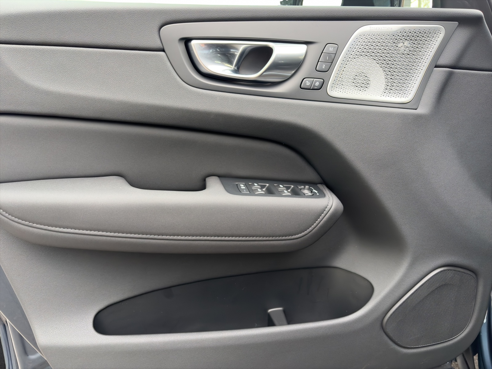VOLVO XC60 2.0 T6 TE Black Edition eAWD-image-17