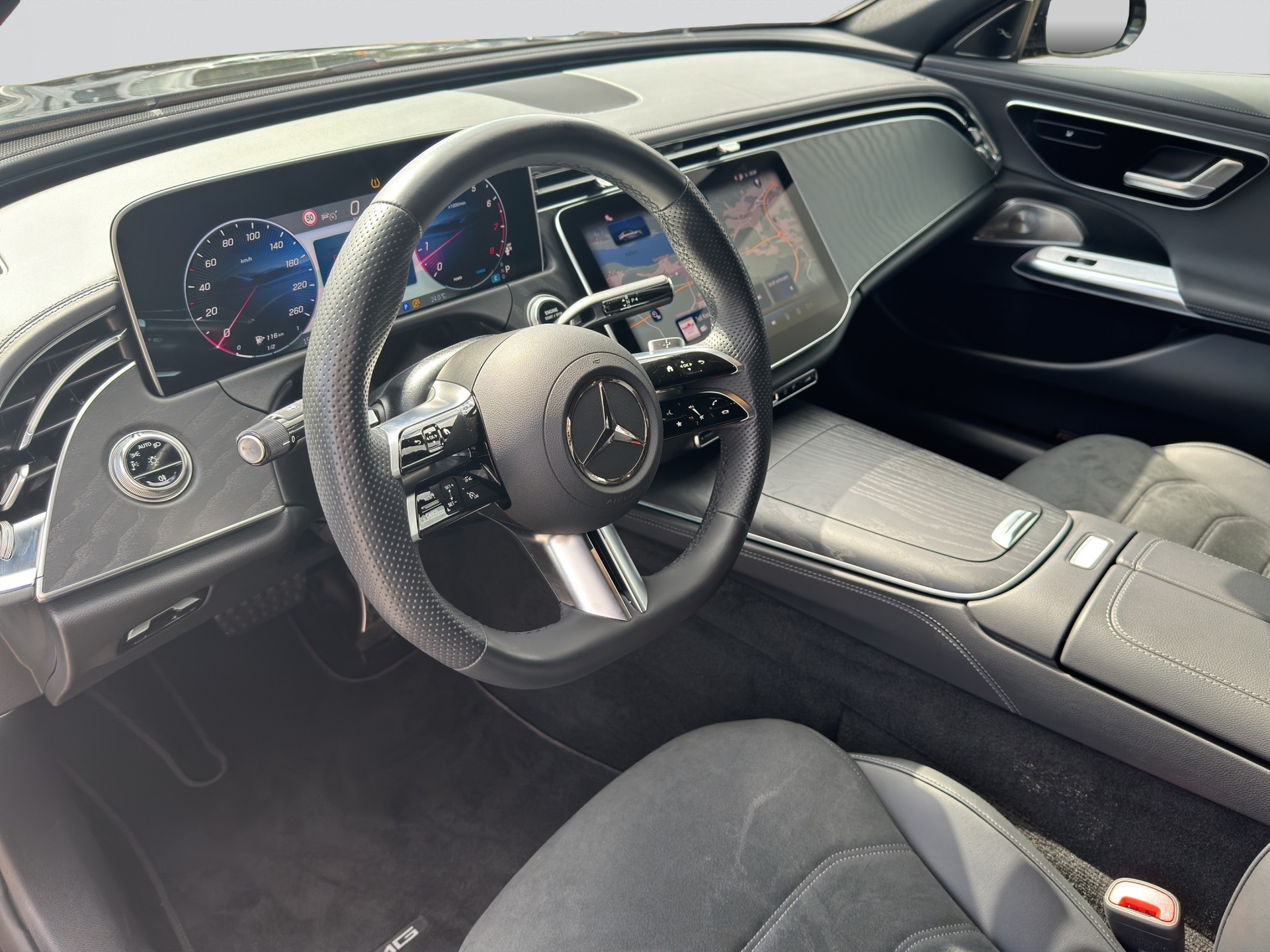 MERCEDES-BENZ E 200 AMG Line Night 9G-Tronic / Burmester-image-6