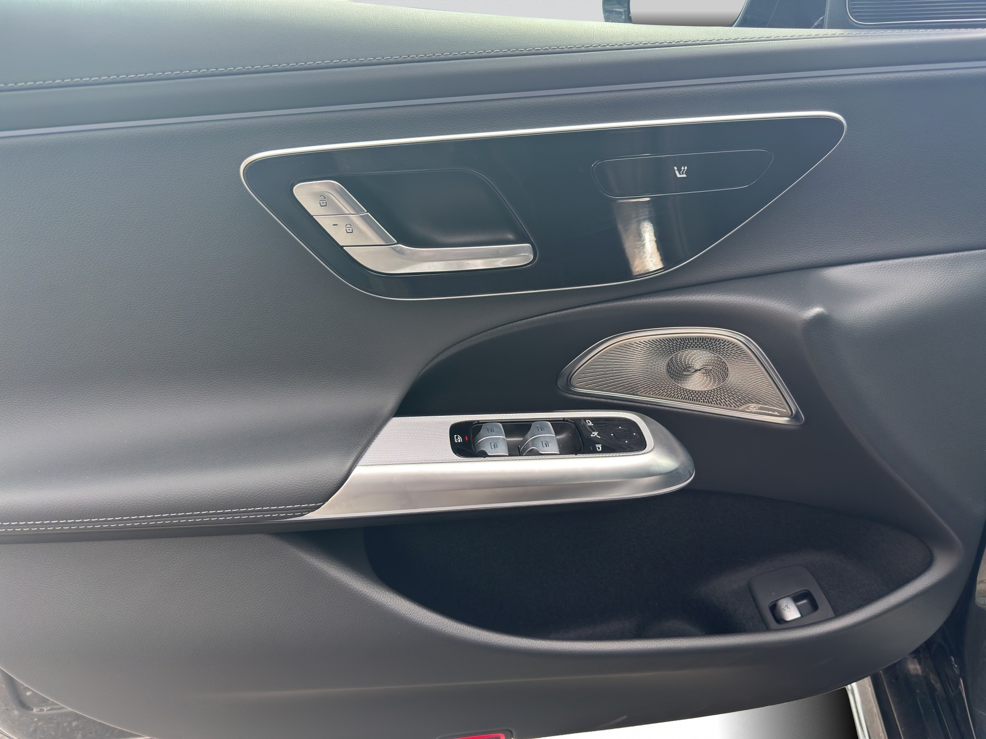 MERCEDES-BENZ E 200 AMG Line Night 9G-Tronic / Burmester-image-9