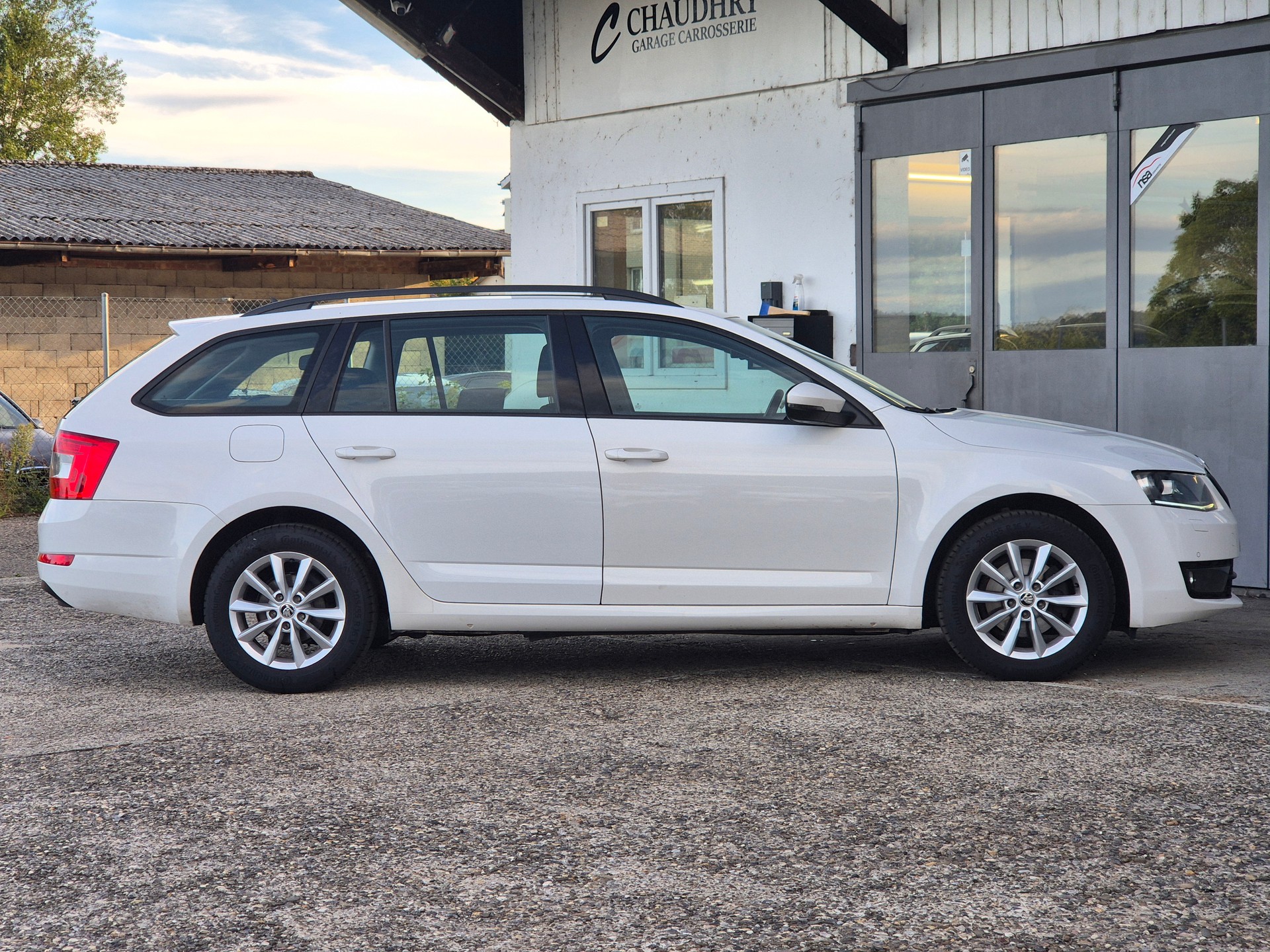SKODA Octavia Combi 2.0 TDI Style DSG-image-4