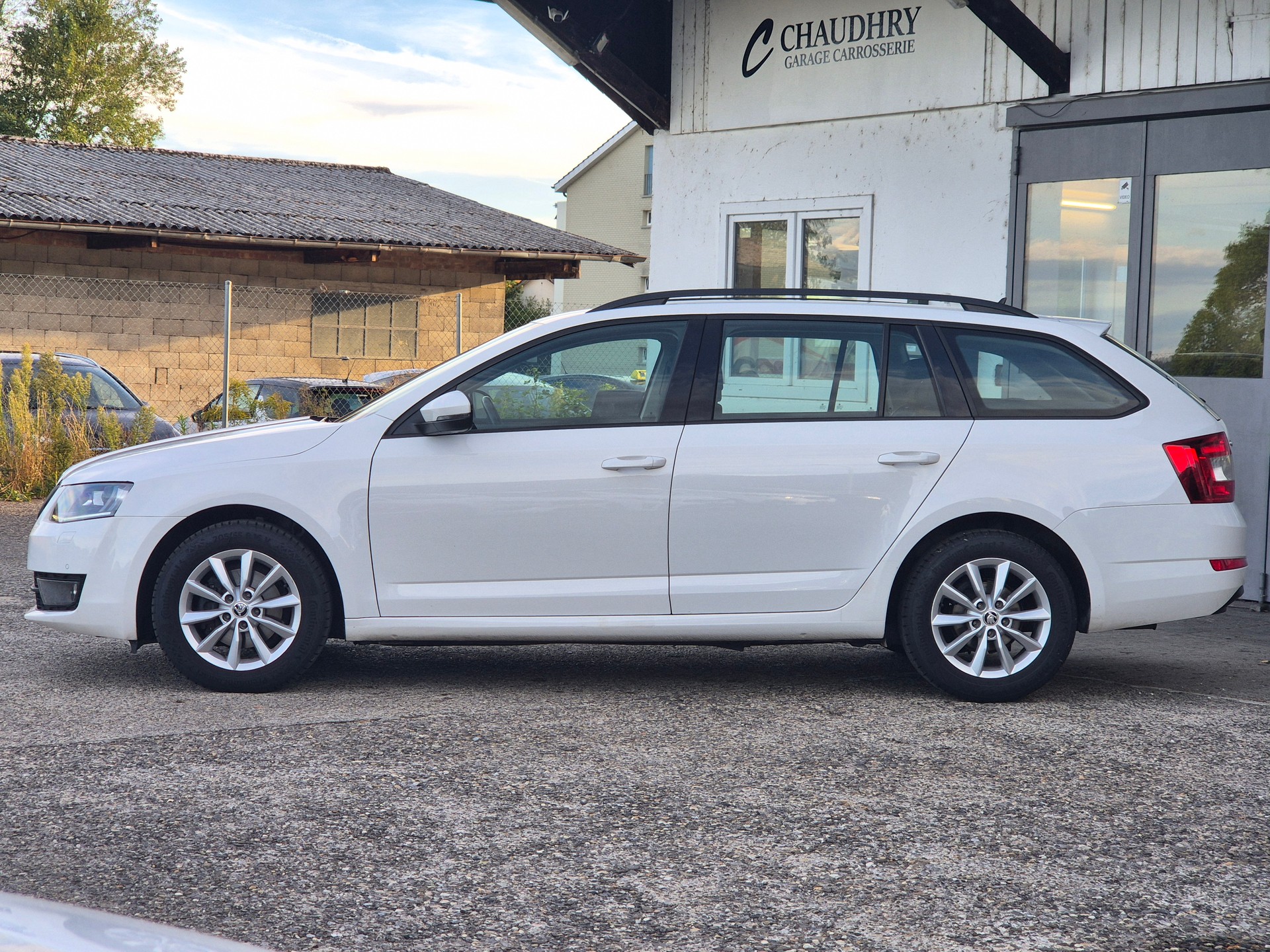 SKODA Octavia Combi 2.0 TDI Style DSG-image-9