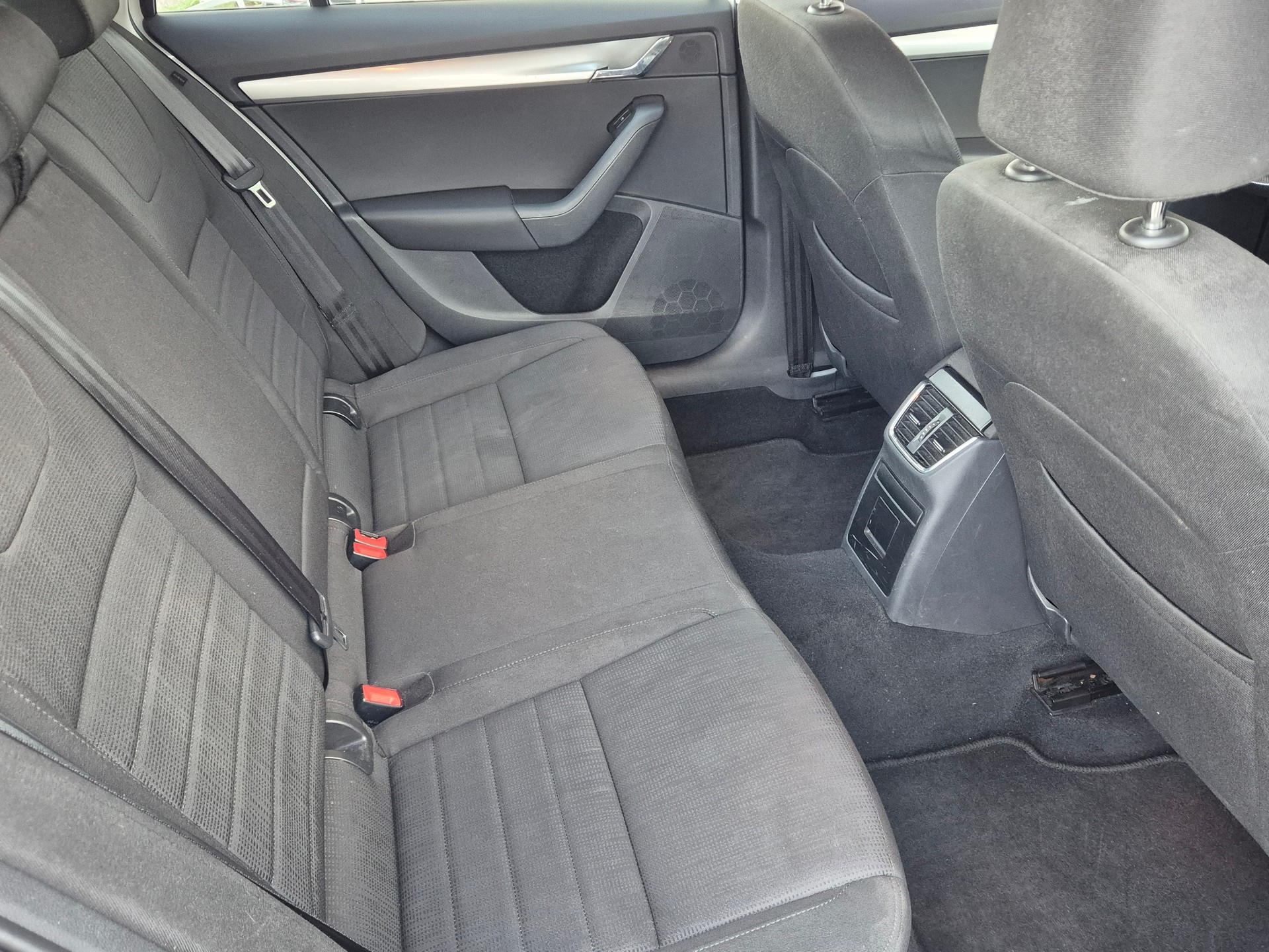 SKODA Octavia Combi 2.0 TDI Style DSG-image-16